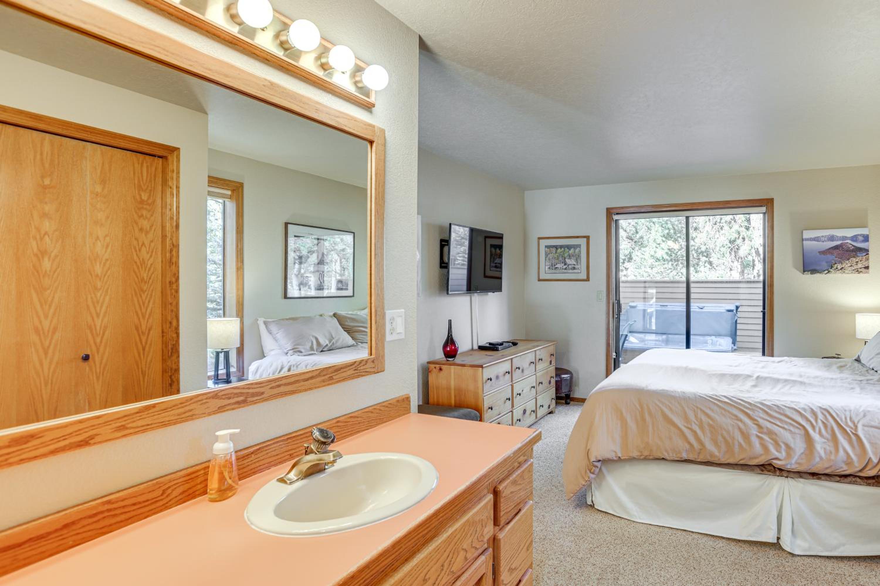 Private Hot Tub and SHARC Passes! Sunriver Home