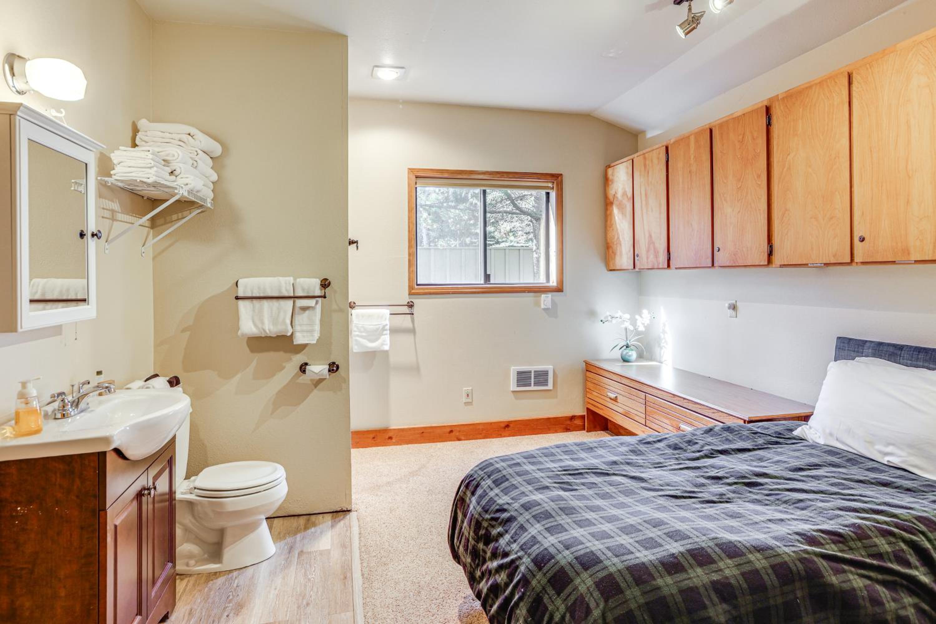 Private Hot Tub and SHARC Passes! Sunriver Home