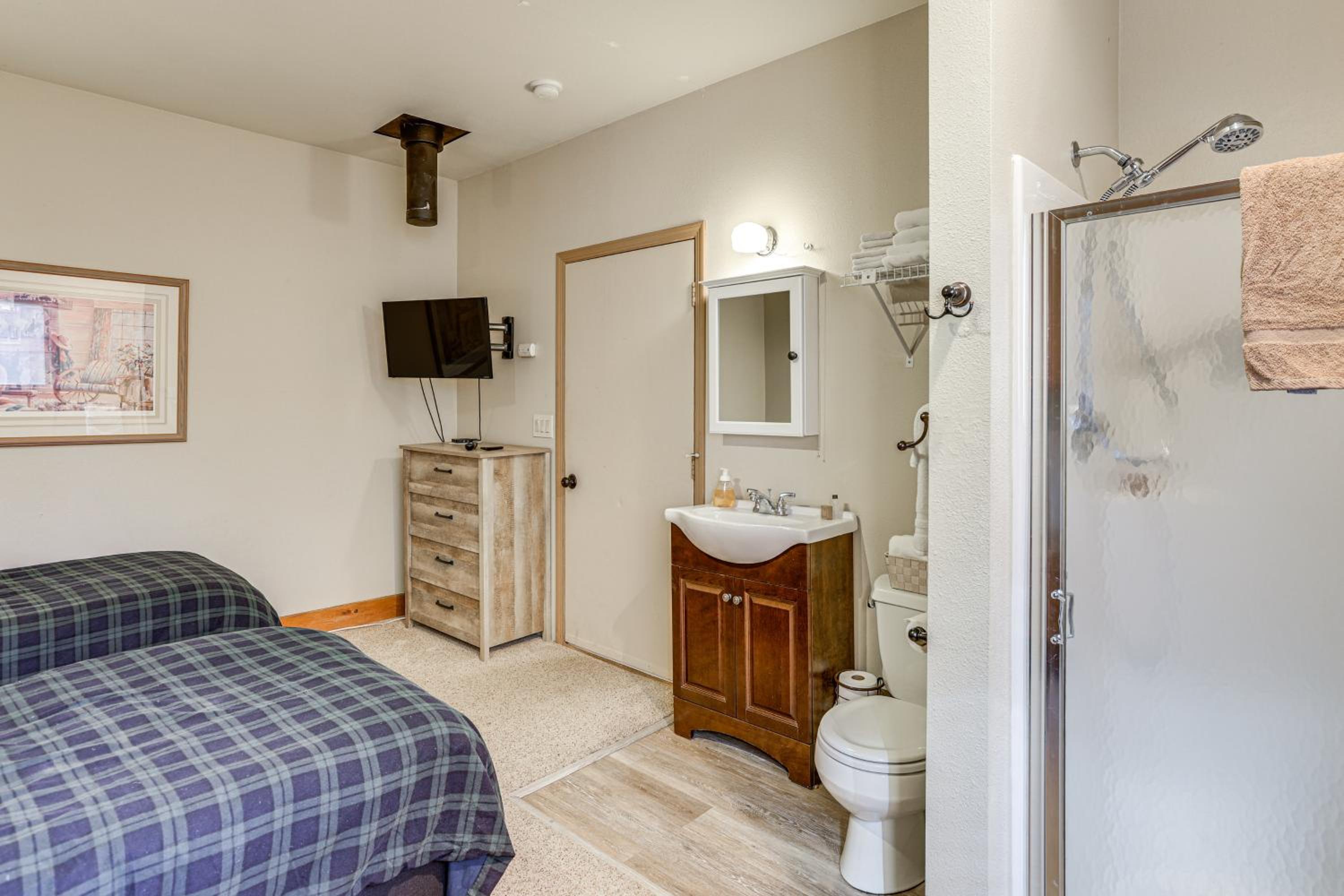 Private Hot Tub and SHARC Passes! Sunriver Home