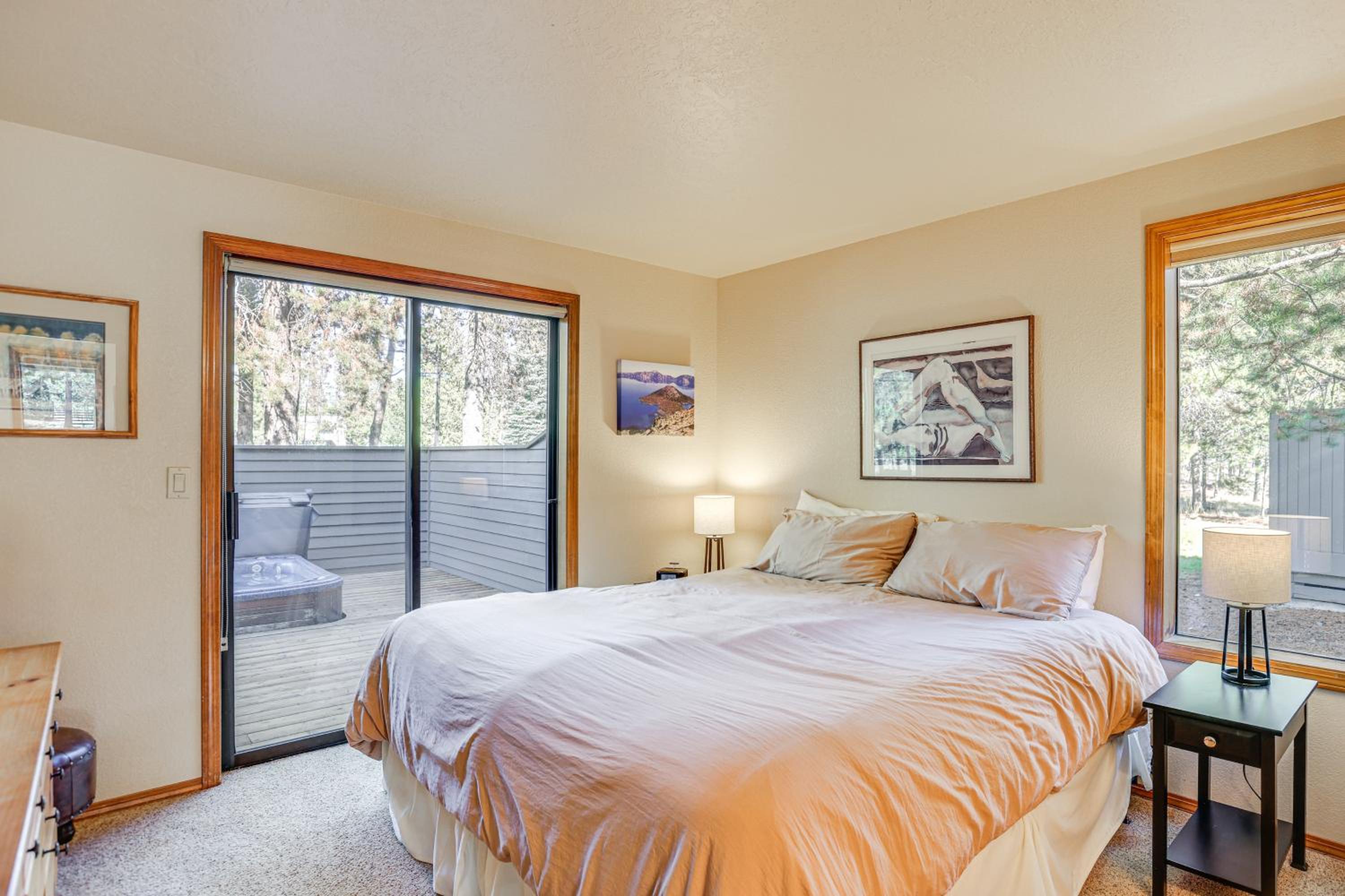 Private Hot Tub and SHARC Passes! Sunriver Home