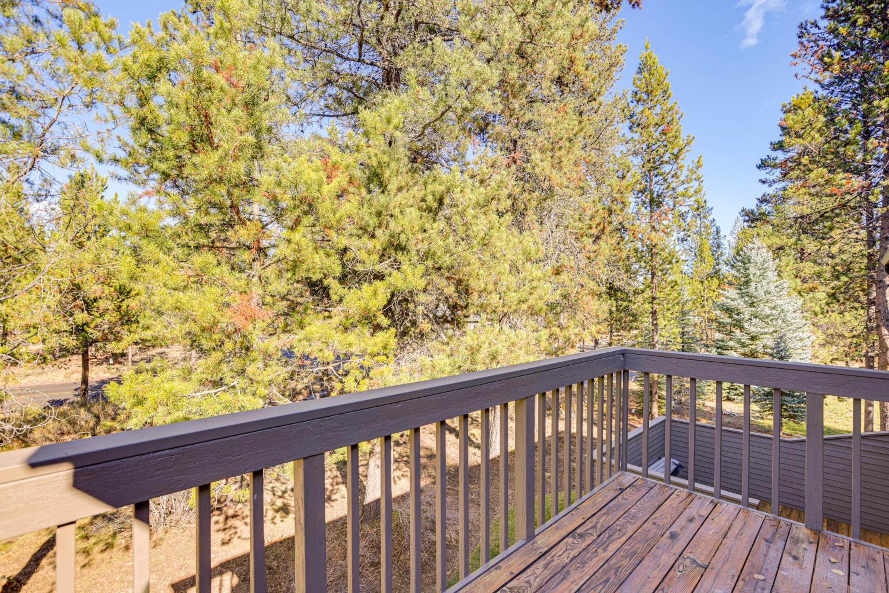 Private Hot Tub and SHARC Passes! Sunriver Home