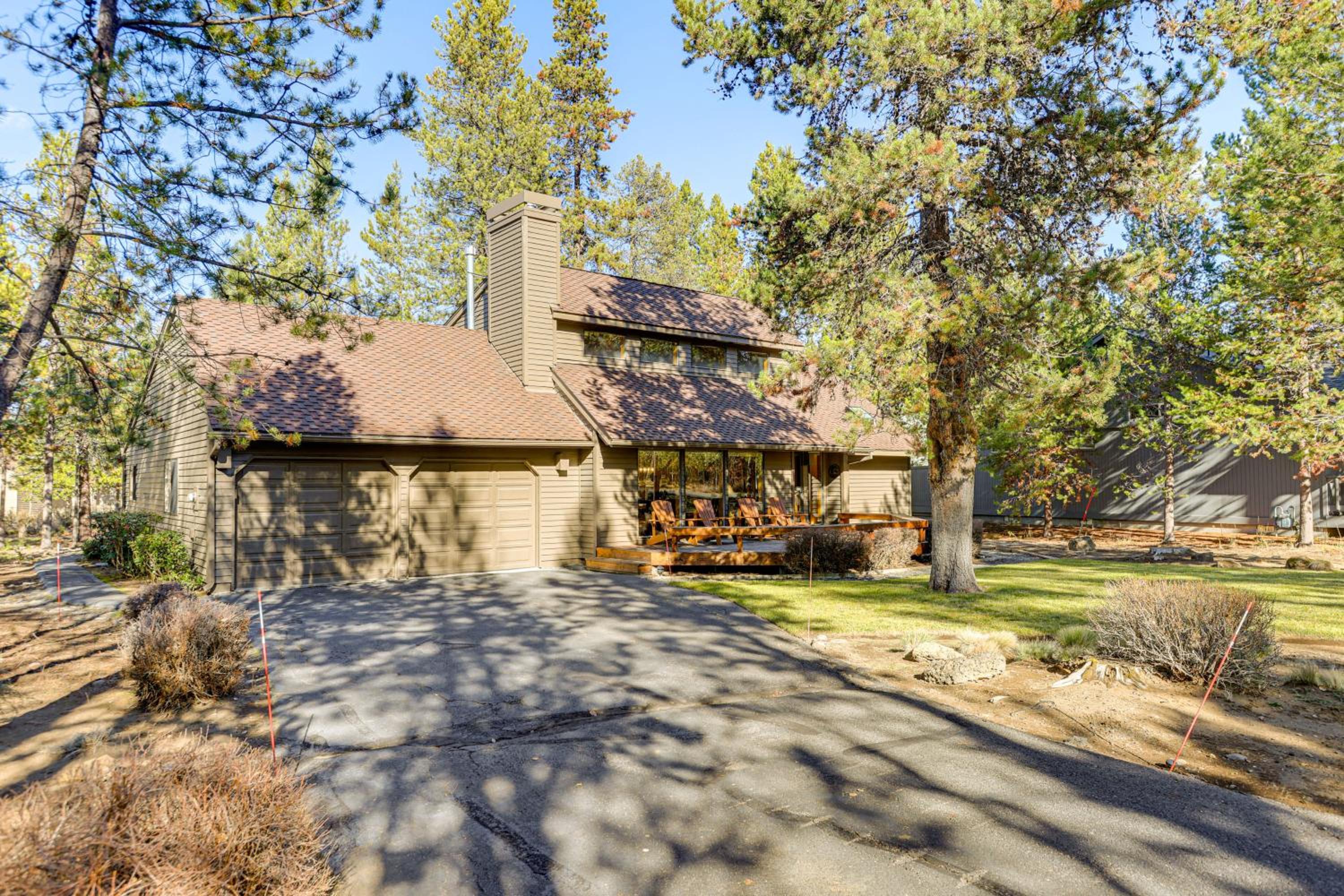 Private Hot Tub and SHARC Passes! Sunriver Home