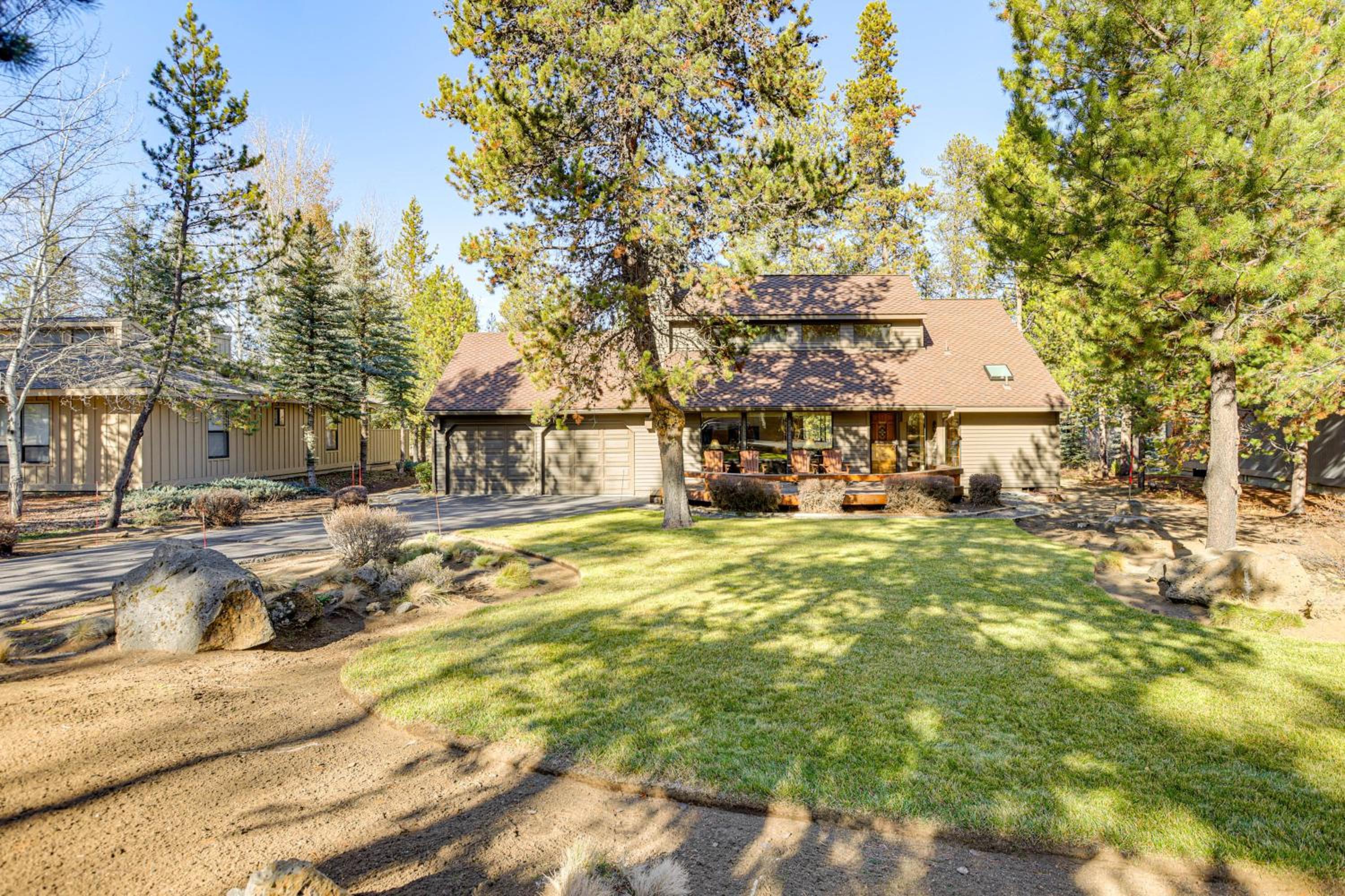 Private Hot Tub and SHARC Passes! Sunriver Home