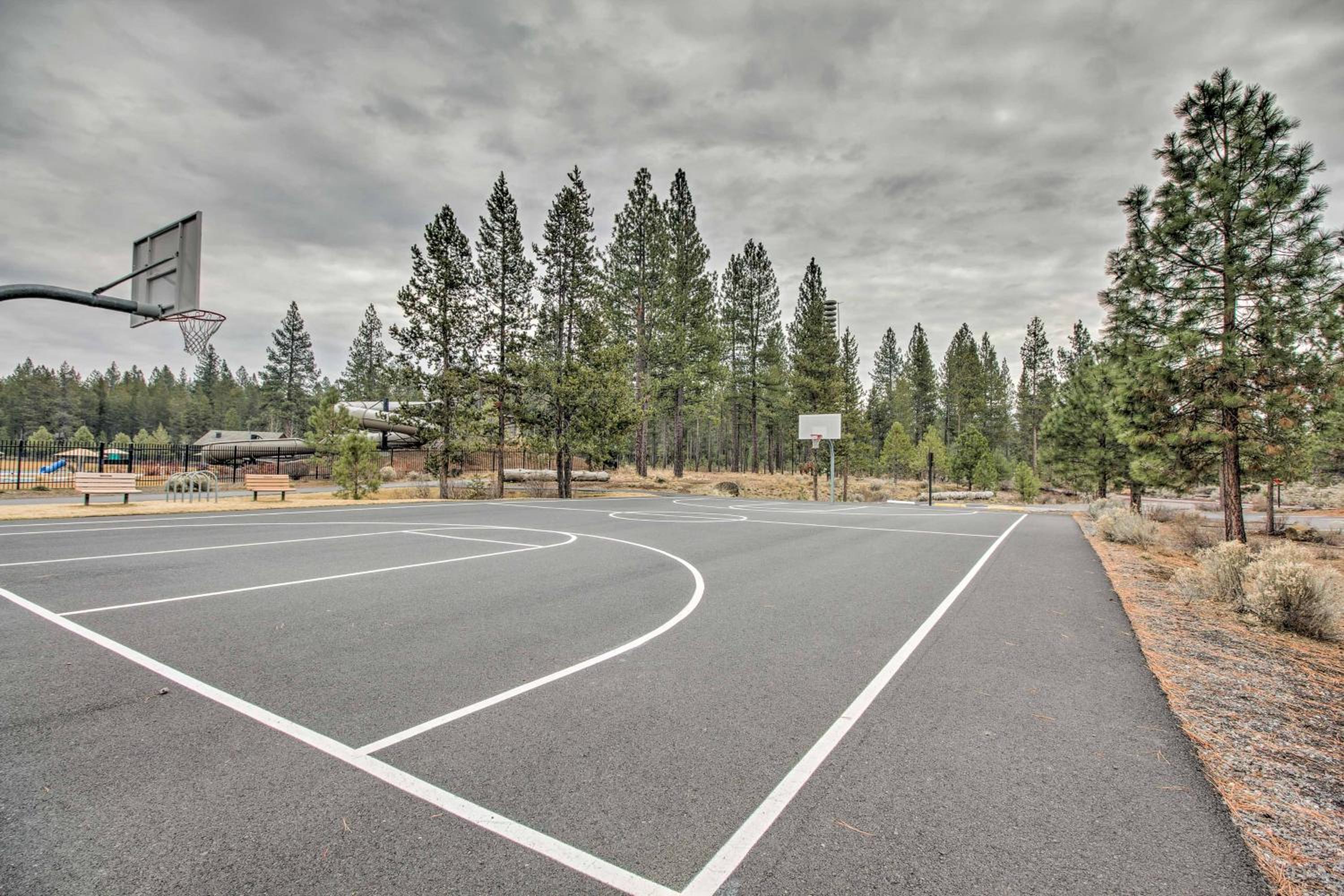 Private Hot Tub and SHARC Passes! Sunriver Home