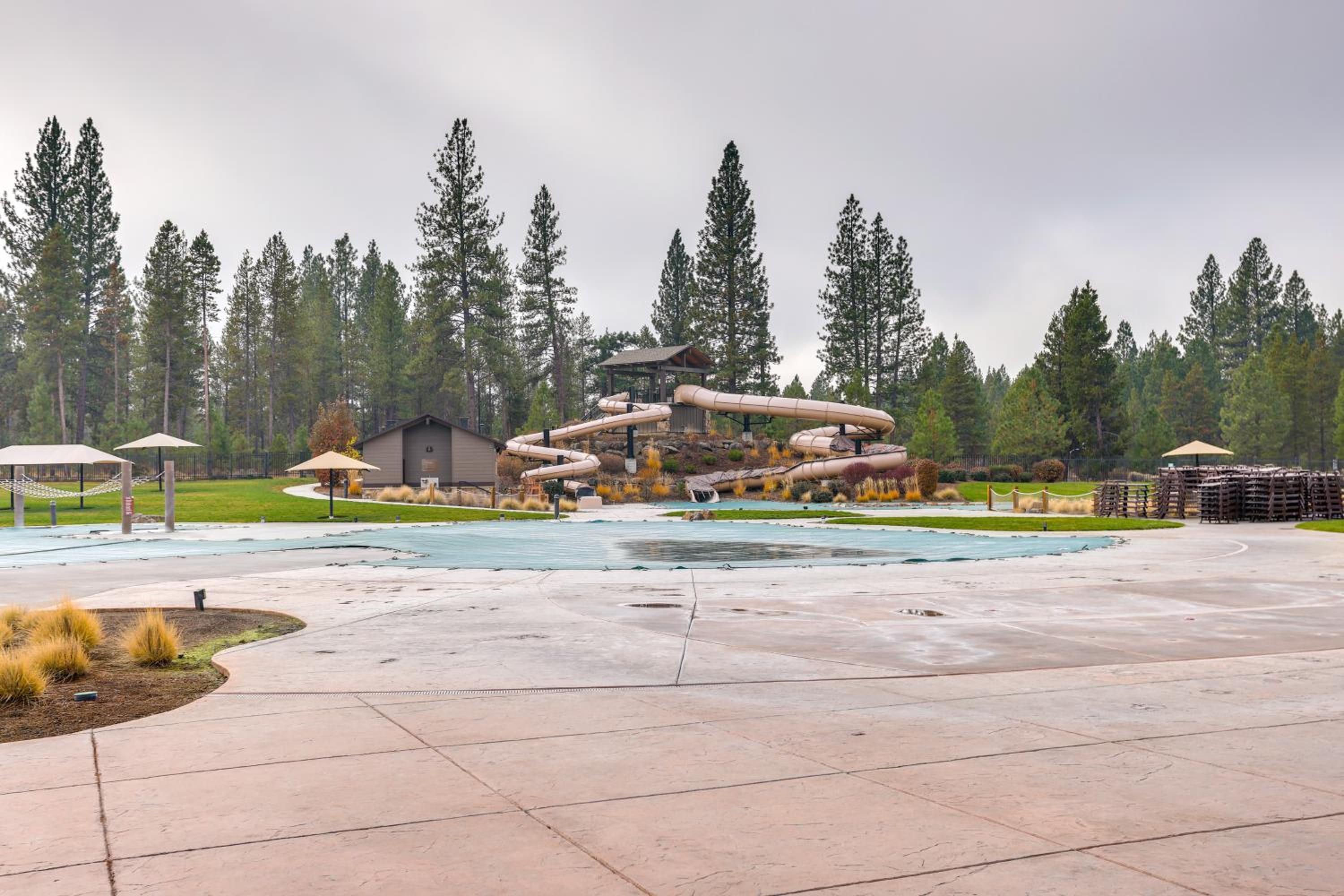 Private Hot Tub and SHARC Passes! Sunriver Home