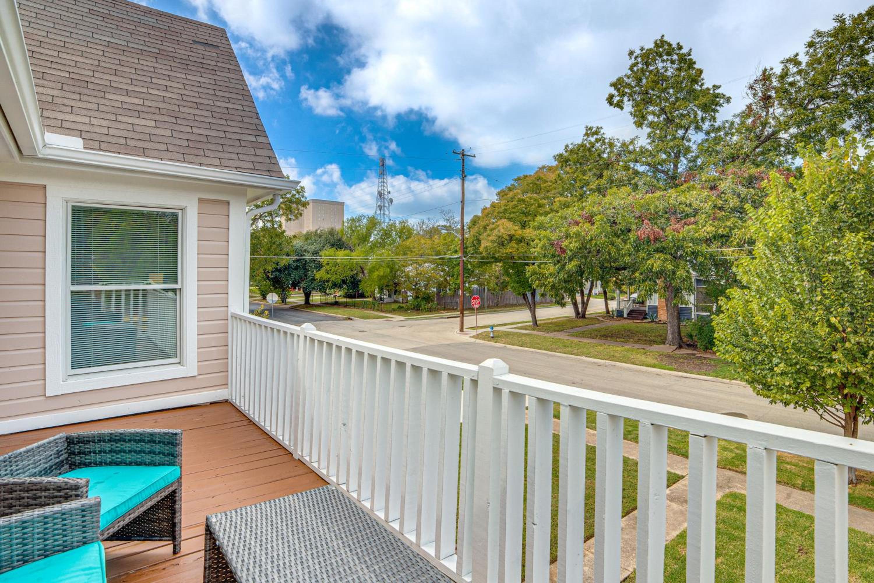 Outdoor Oasis 2 Mi to Downtown Dallas and Venues!