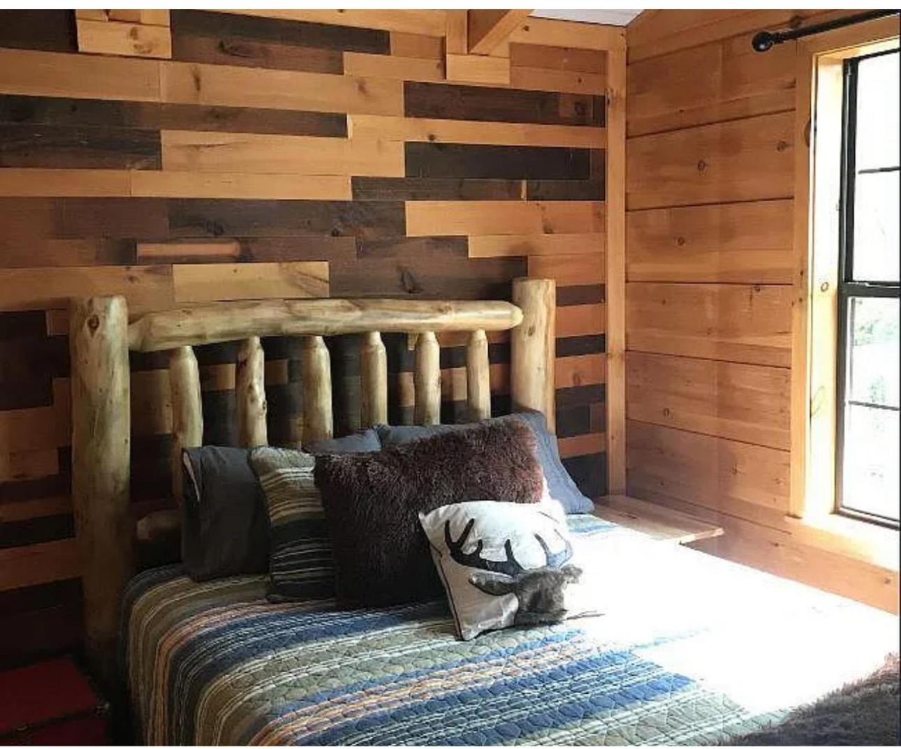 Tiny cozy cabin with hot tub, relax and unwind!