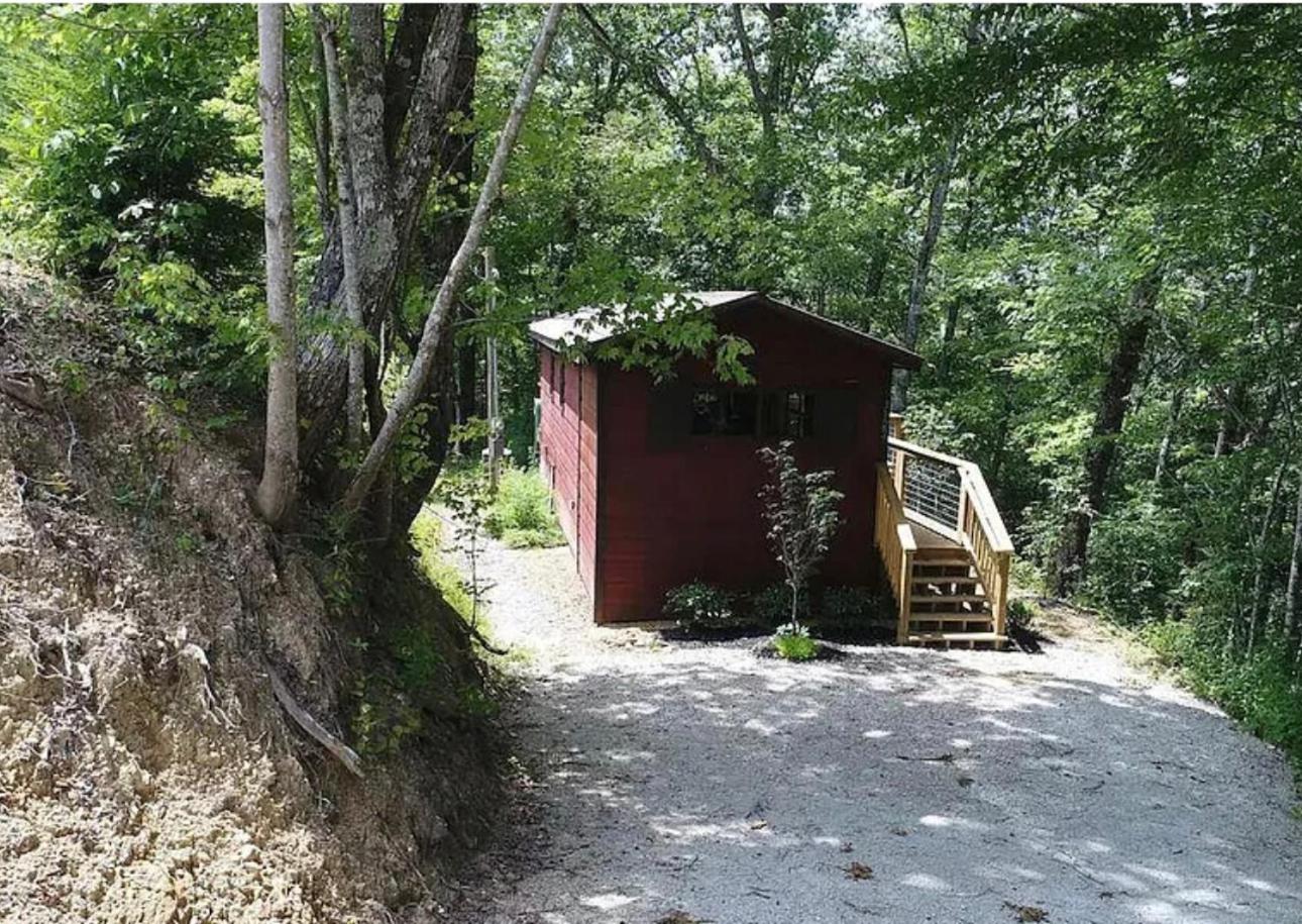 Tiny cozy cabin with hot tub, relax and unwind!