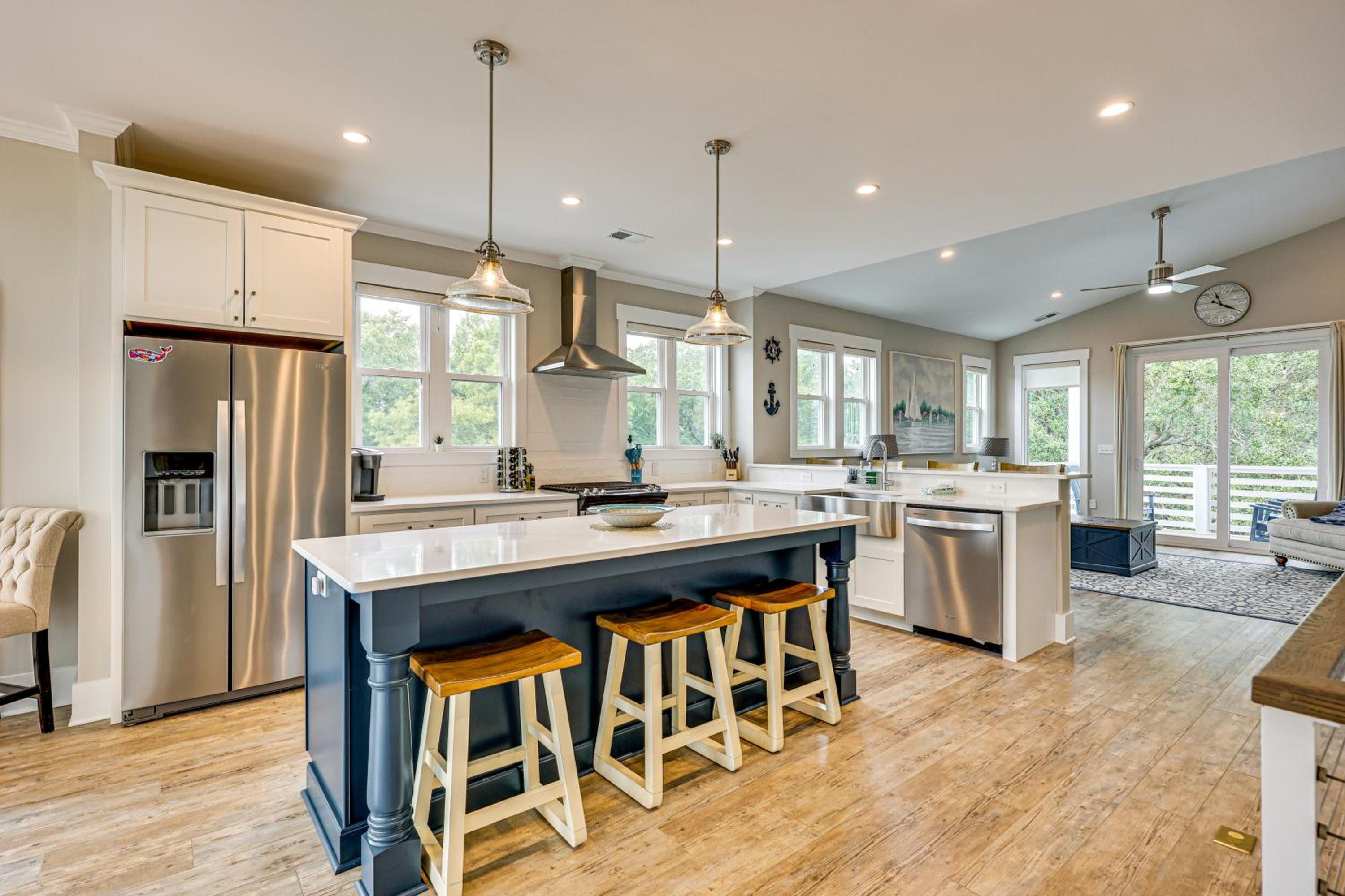 Explore the Seashore! Sunny Carolina Beach Home