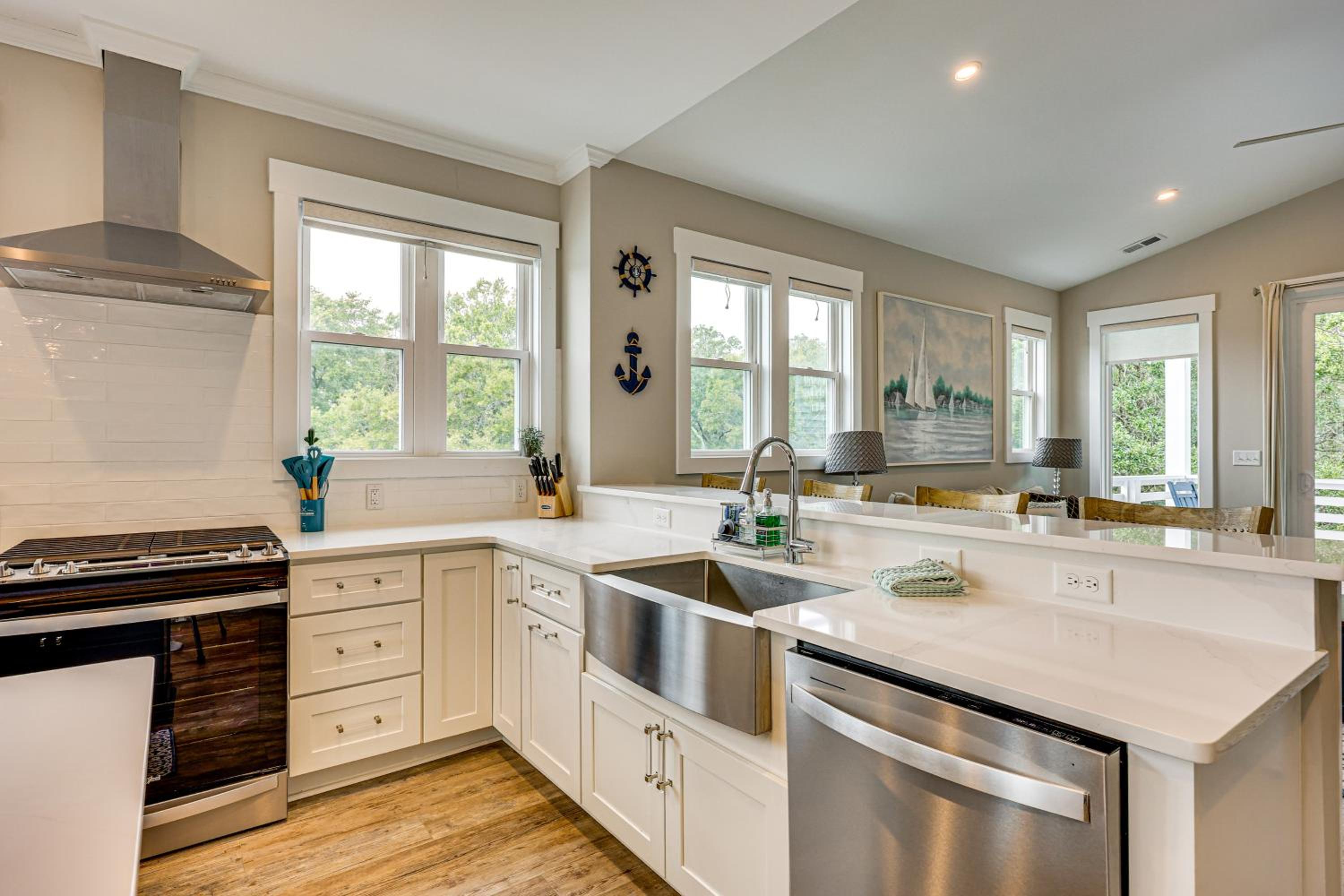 Explore the Seashore! Sunny Carolina Beach Home