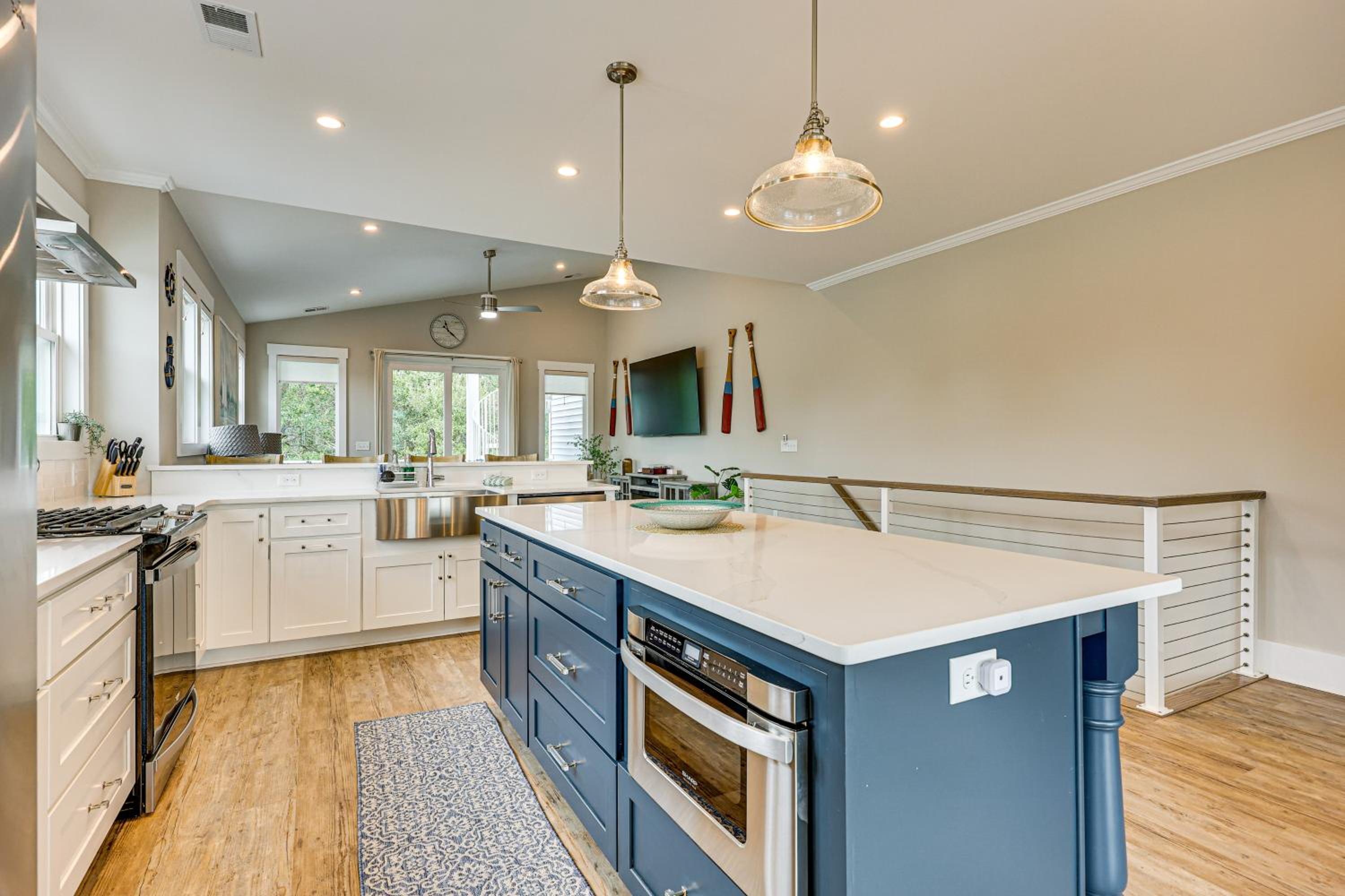 Explore the Seashore! Sunny Carolina Beach Home