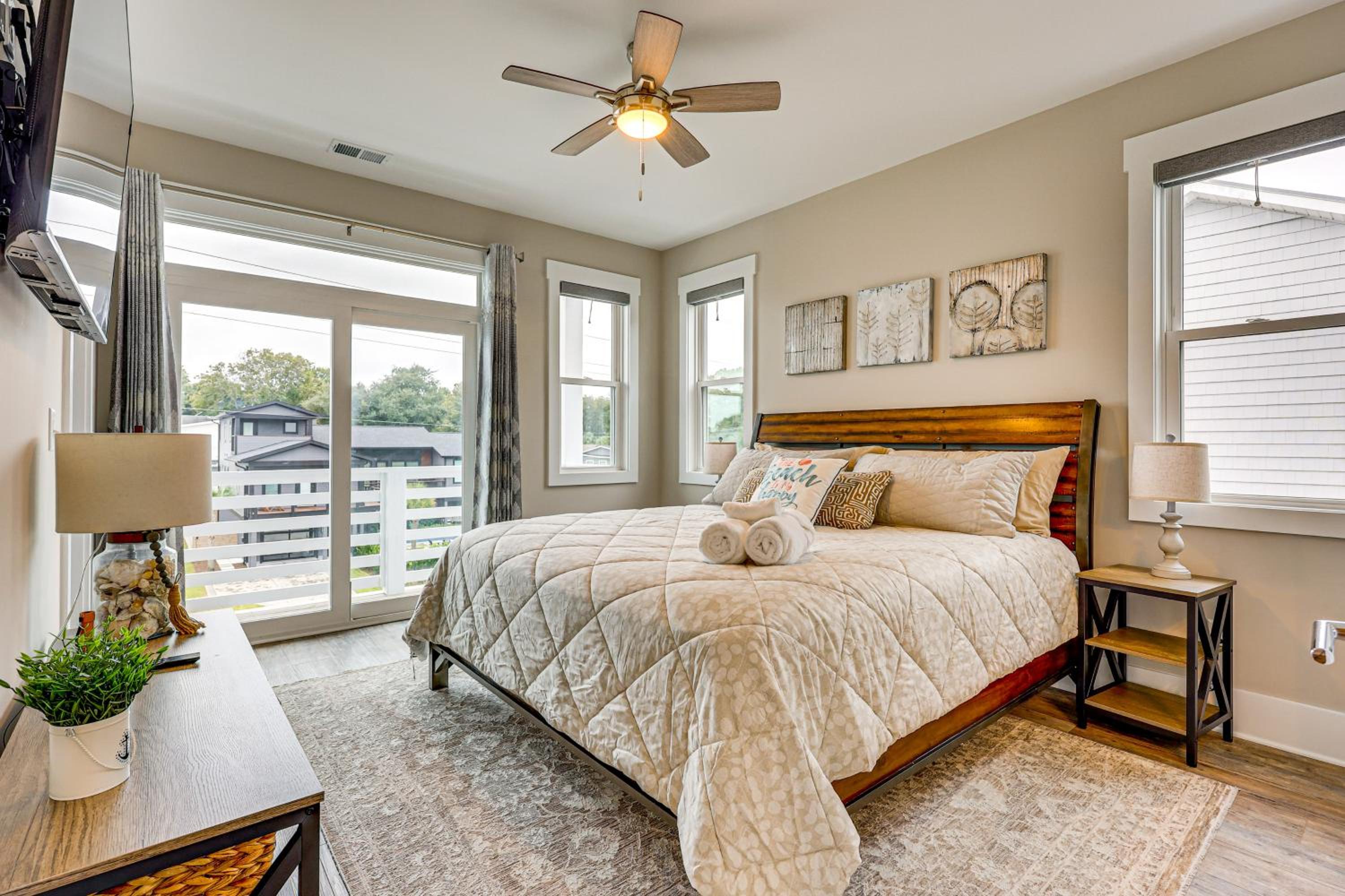 Explore the Seashore! Sunny Carolina Beach Home