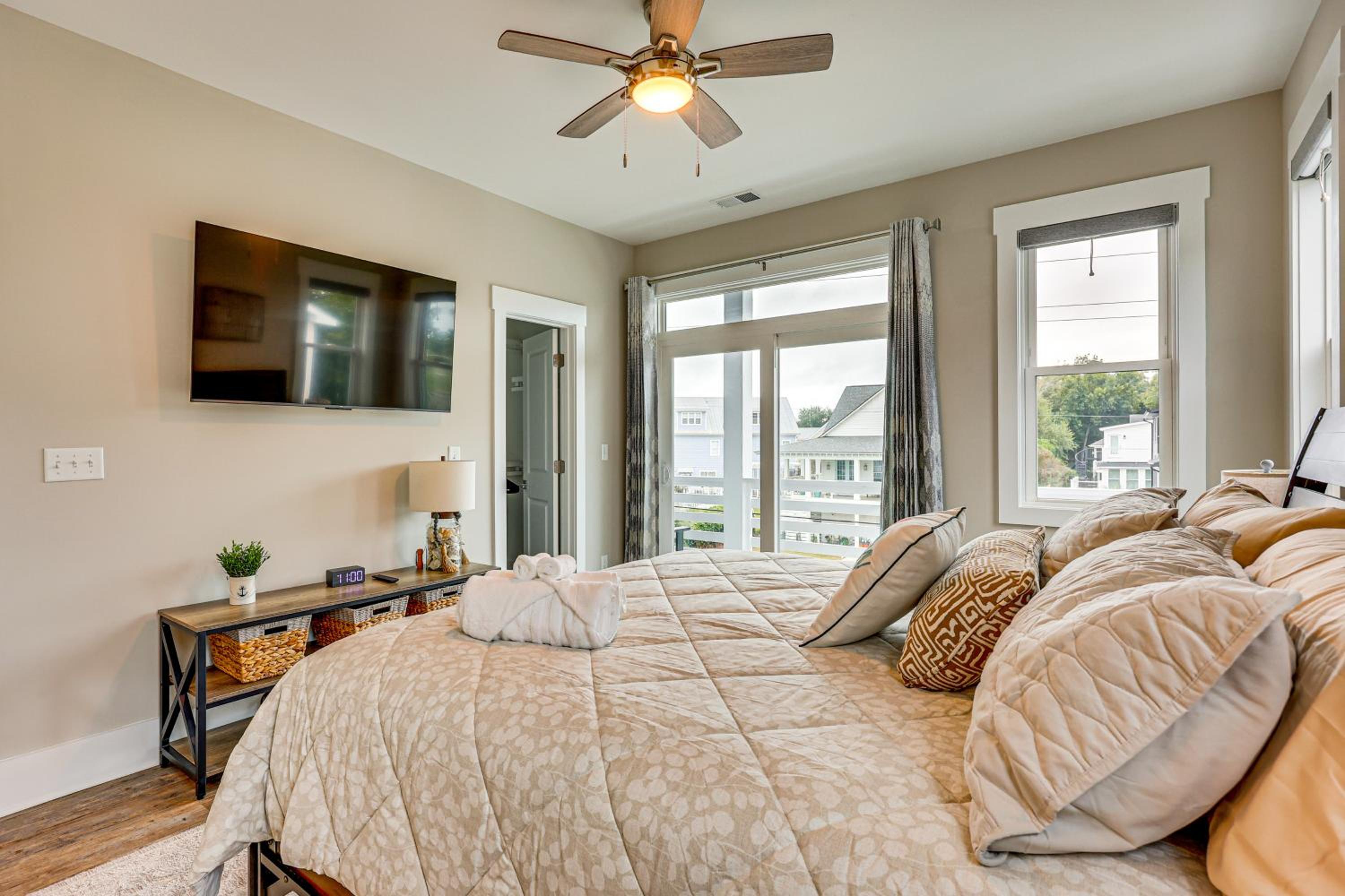 Explore the Seashore! Sunny Carolina Beach Home