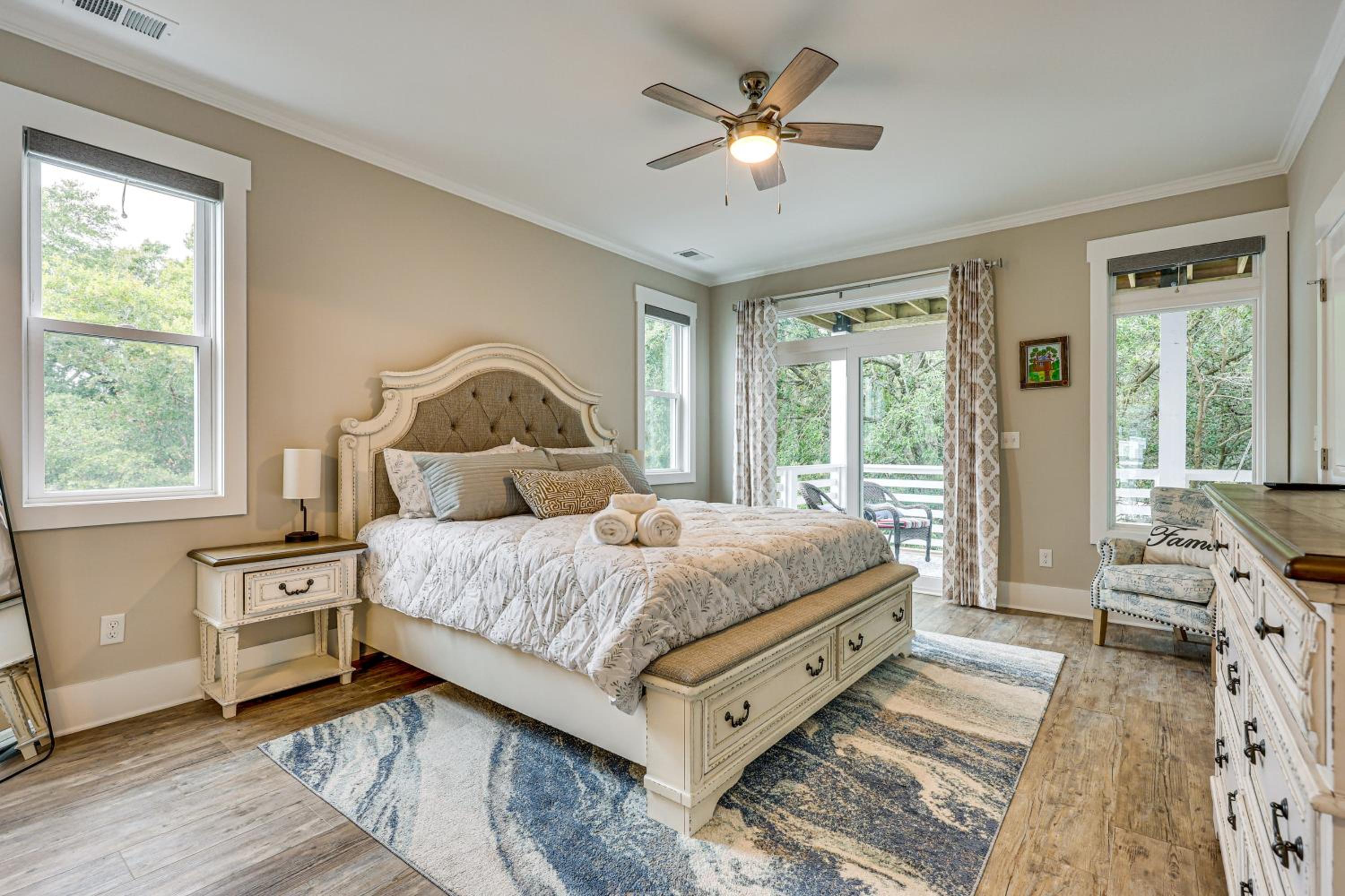Explore the Seashore! Sunny Carolina Beach Home