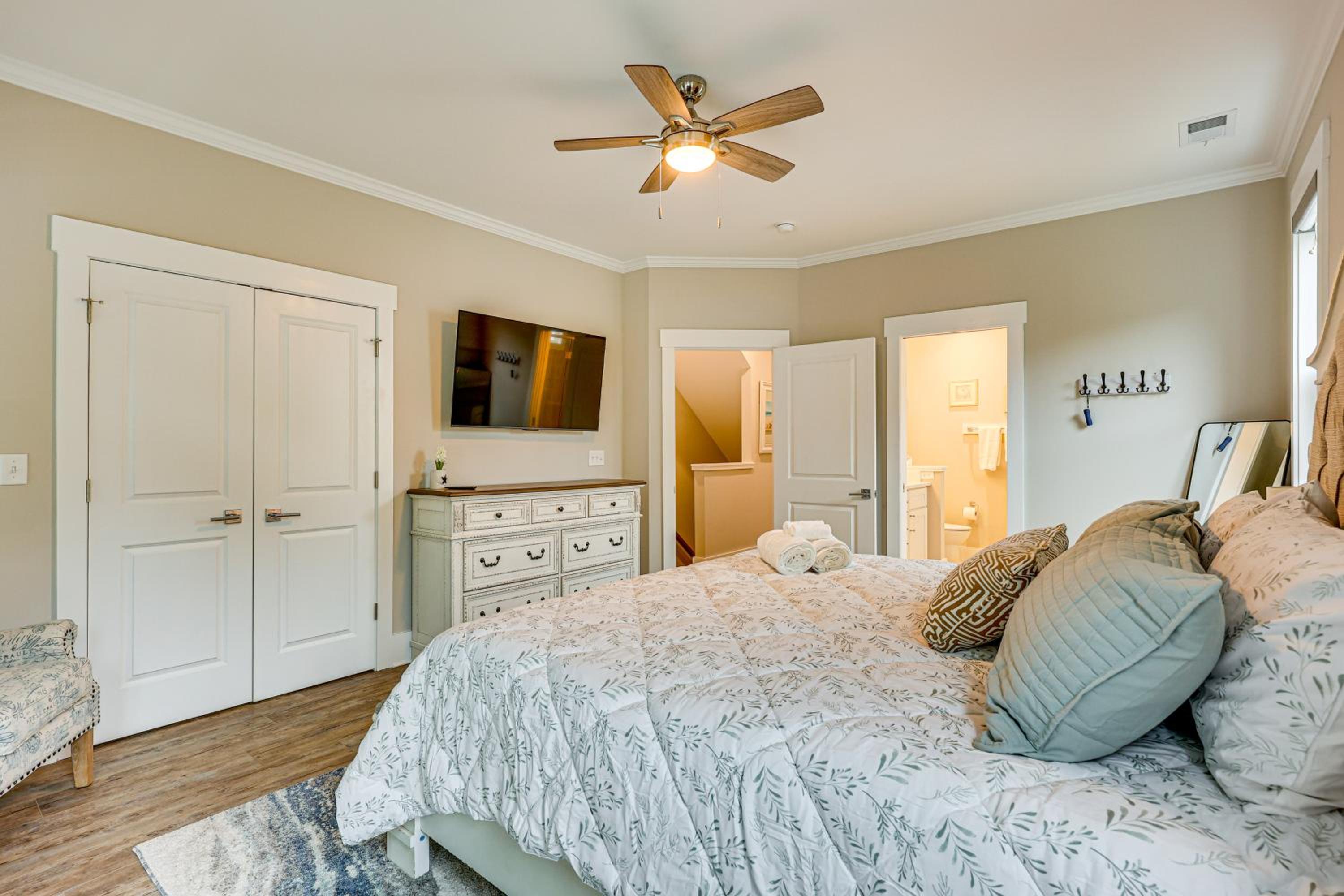 Explore the Seashore! Sunny Carolina Beach Home