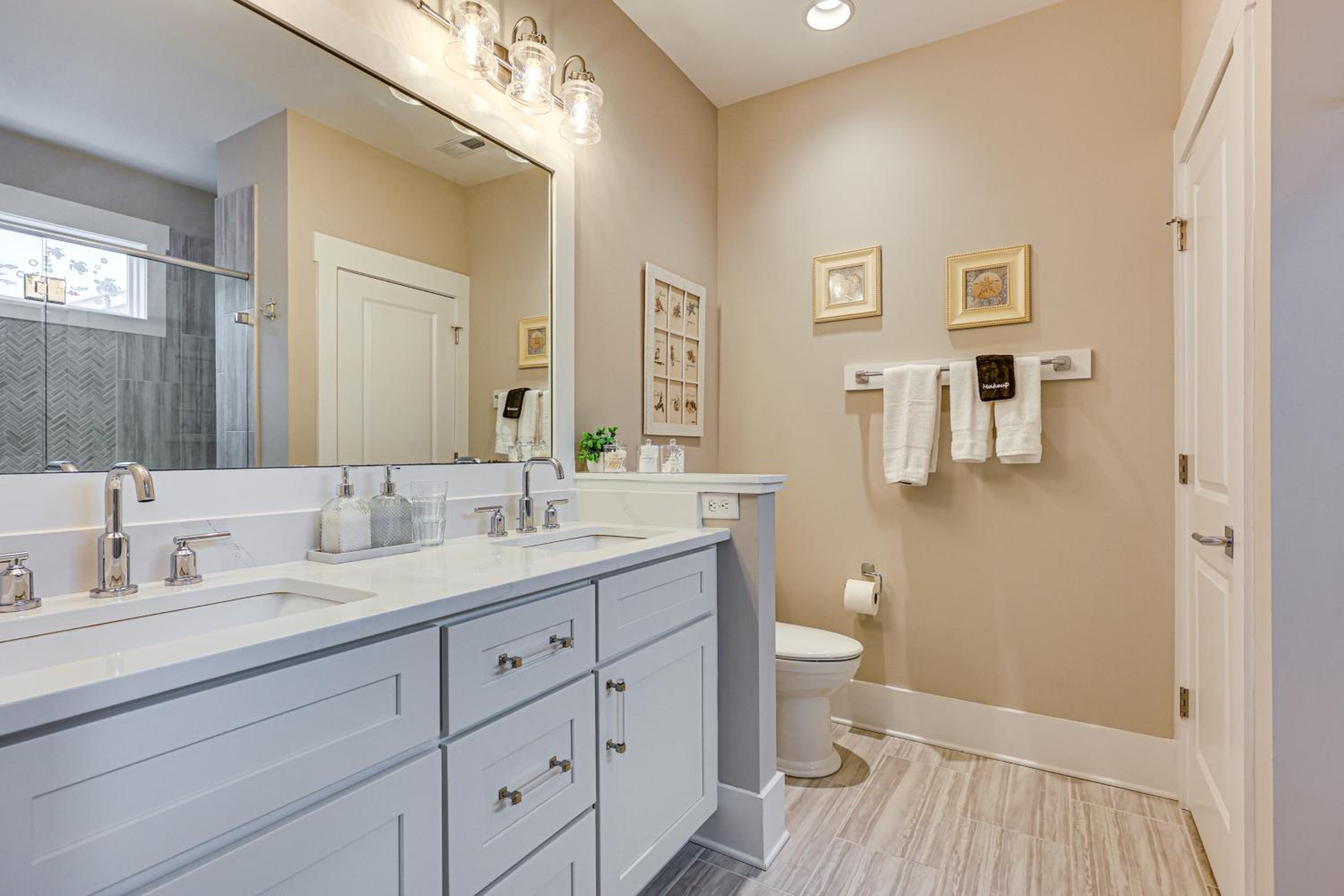 Explore the Seashore! Sunny Carolina Beach Home