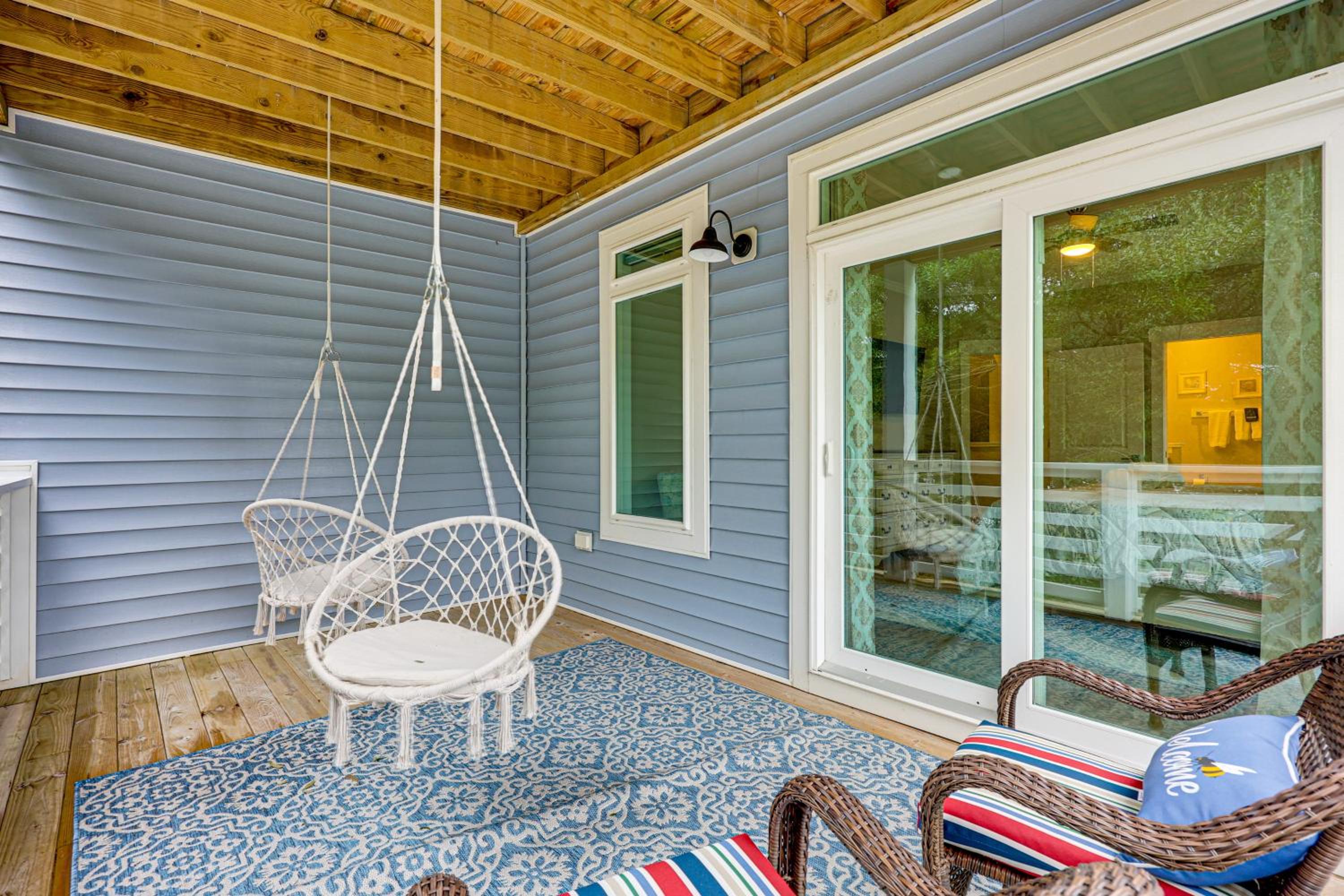 Explore the Seashore! Sunny Carolina Beach Home