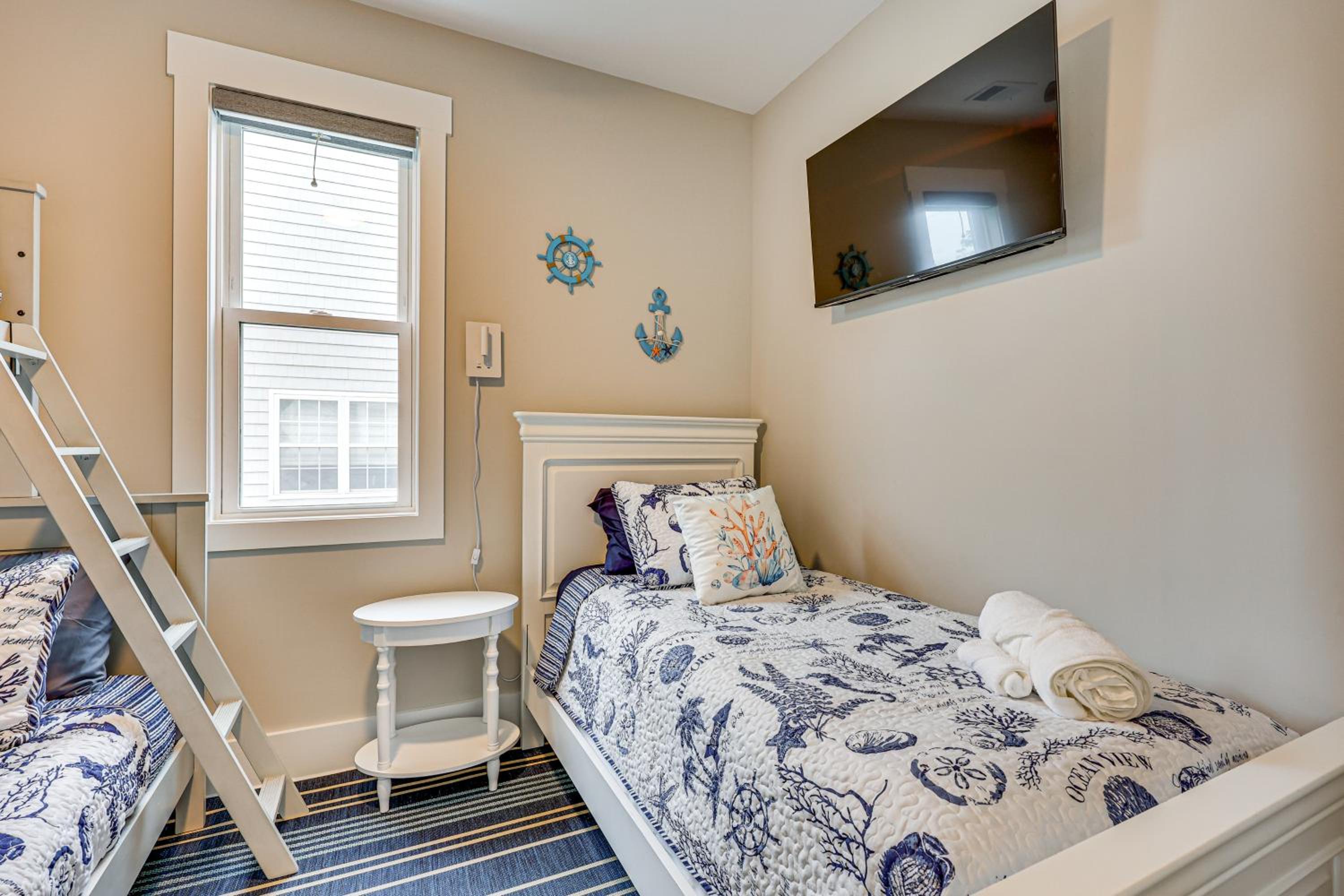Explore the Seashore! Sunny Carolina Beach Home