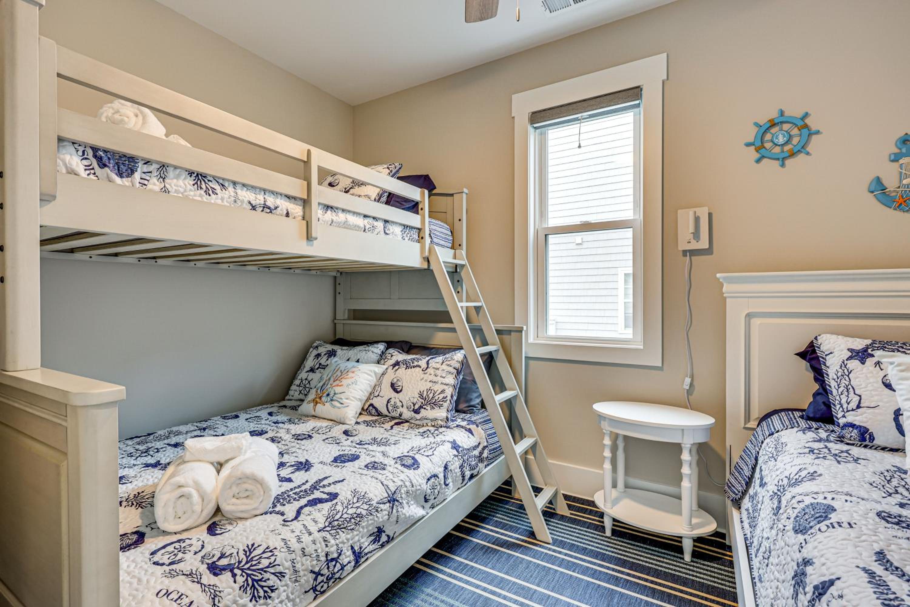 Explore the Seashore! Sunny Carolina Beach Home