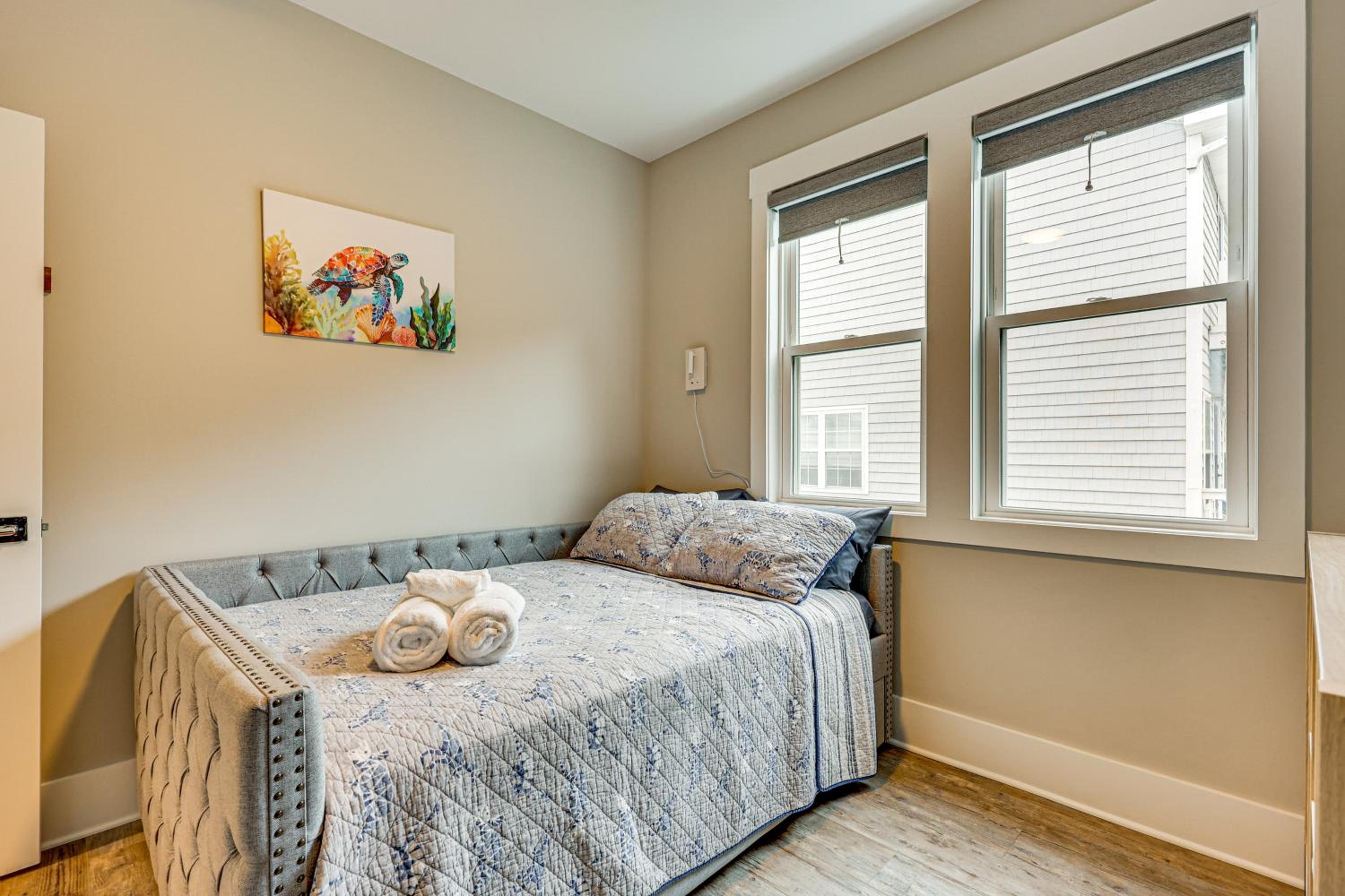 Explore the Seashore! Sunny Carolina Beach Home