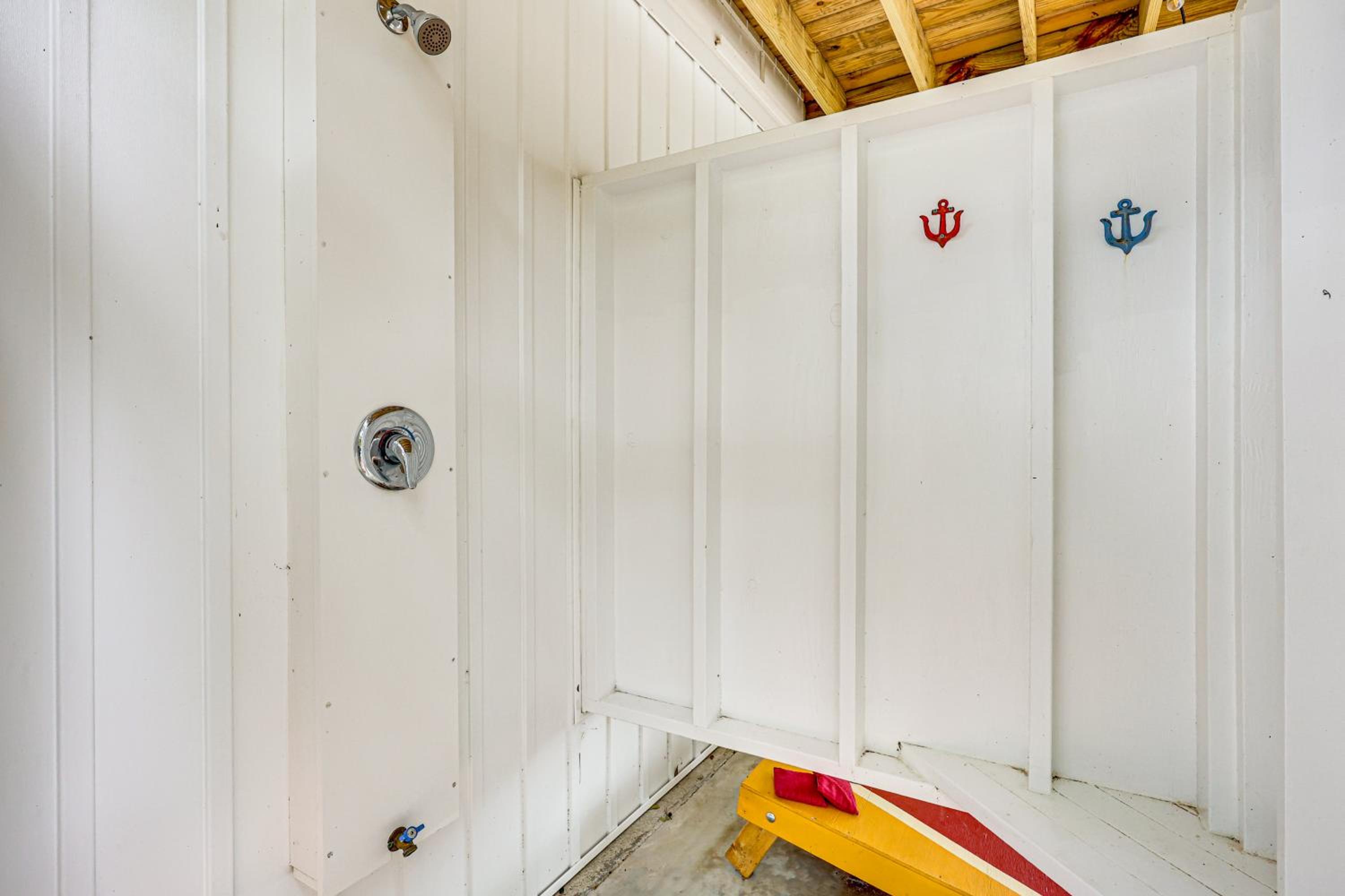 Explore the Seashore! Sunny Carolina Beach Home