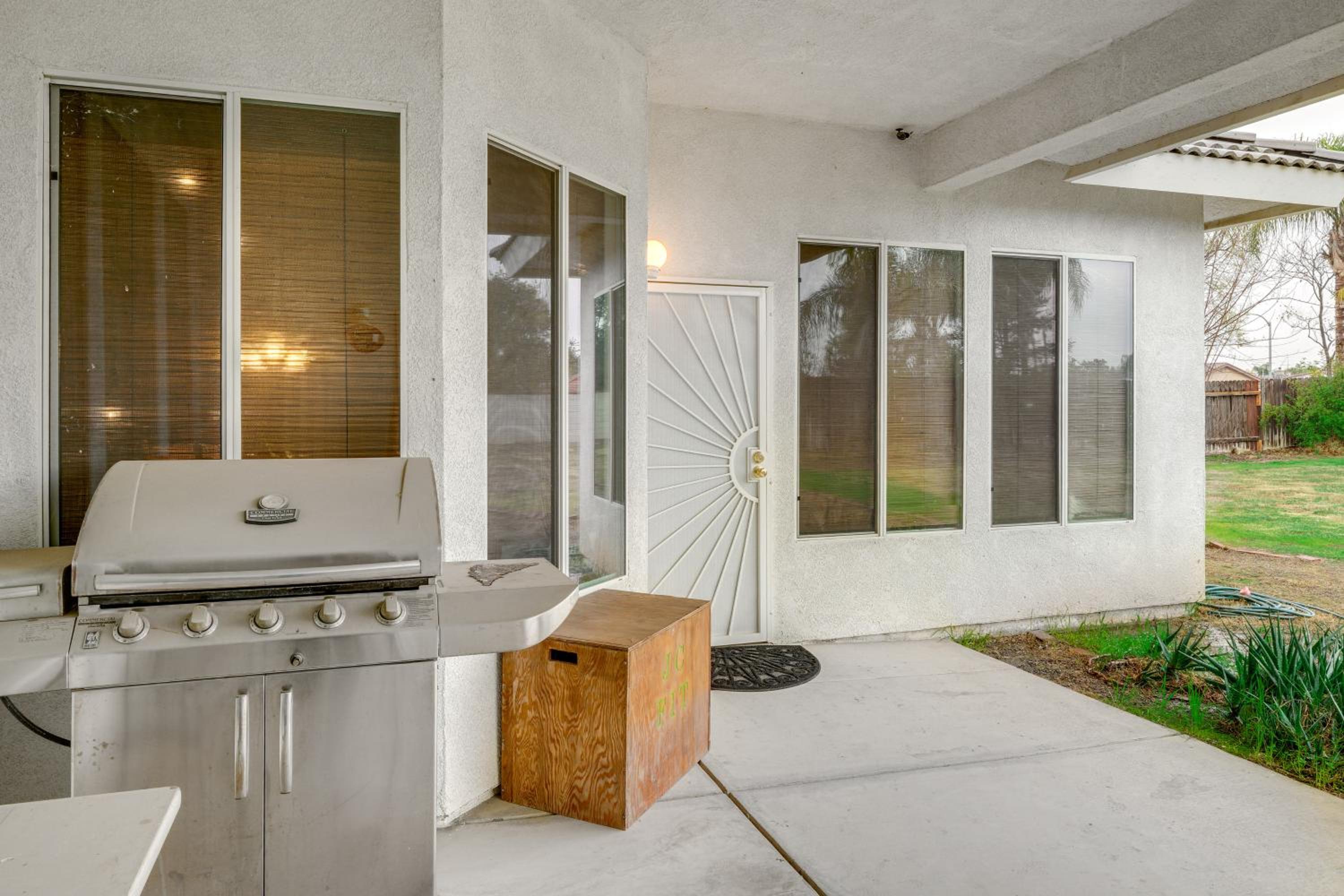 5 Mi to the Marketplace Roomy Bakersfield Retreat
