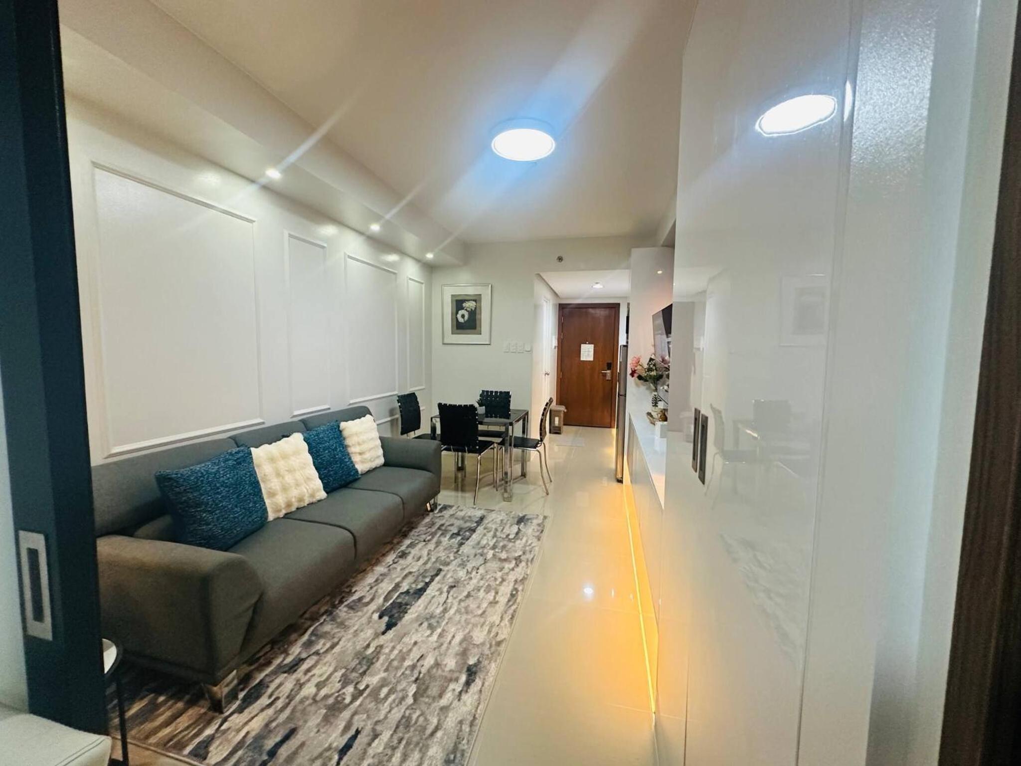 Chic Retreat in Pasay City - Scandinavian with Balcony facing Mall Of Asia