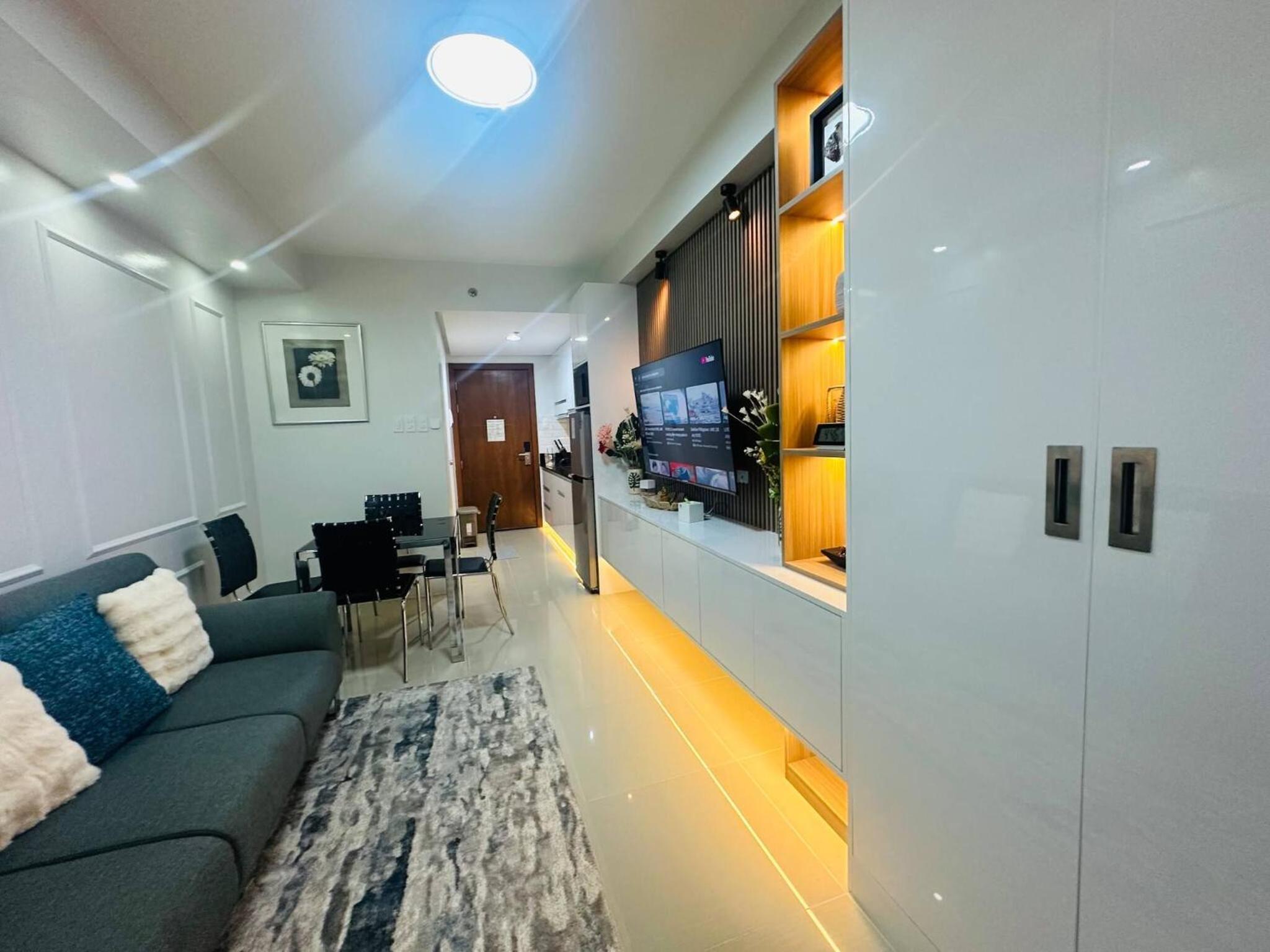 Chic Retreat in Pasay City - Scandinavian with Balcony facing Mall Of Asia