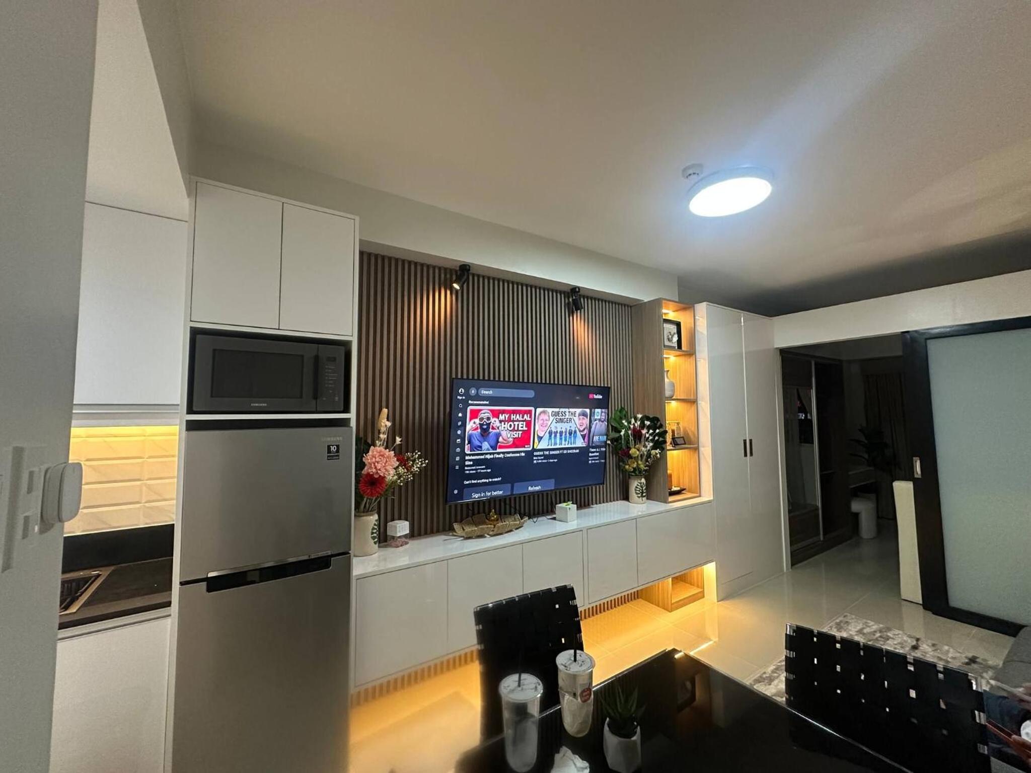 Chic Retreat in Pasay City - Scandinavian with Balcony facing Mall Of Asia