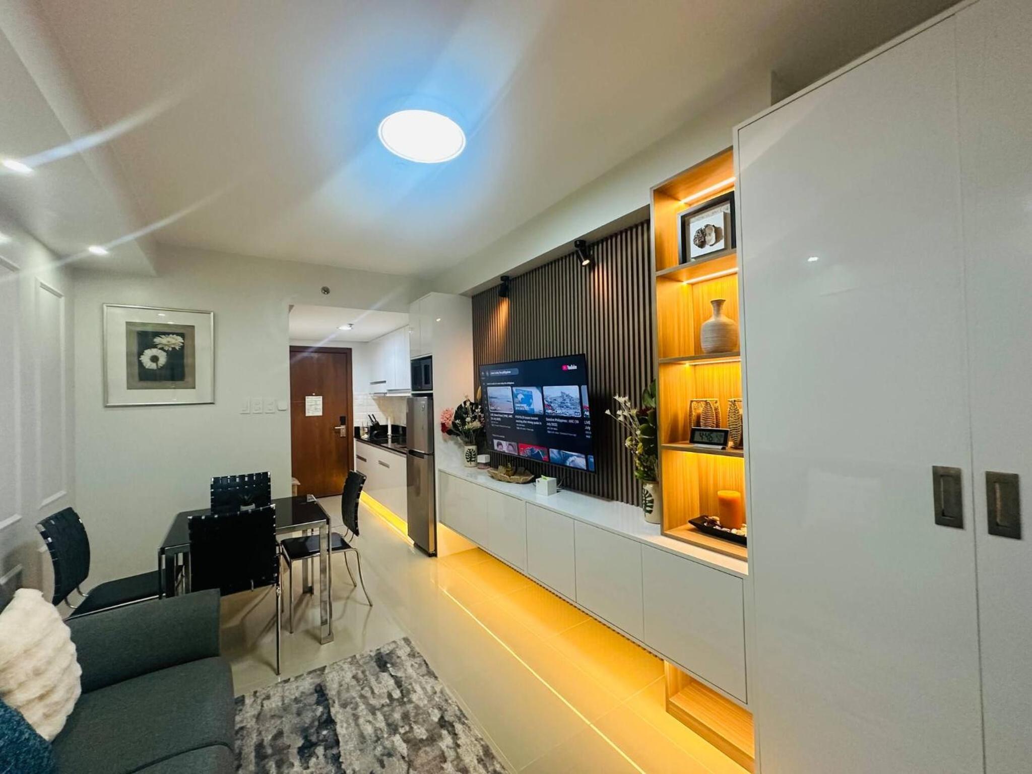 Chic Retreat in Pasay City - Scandinavian with Balcony facing Mall Of Asia