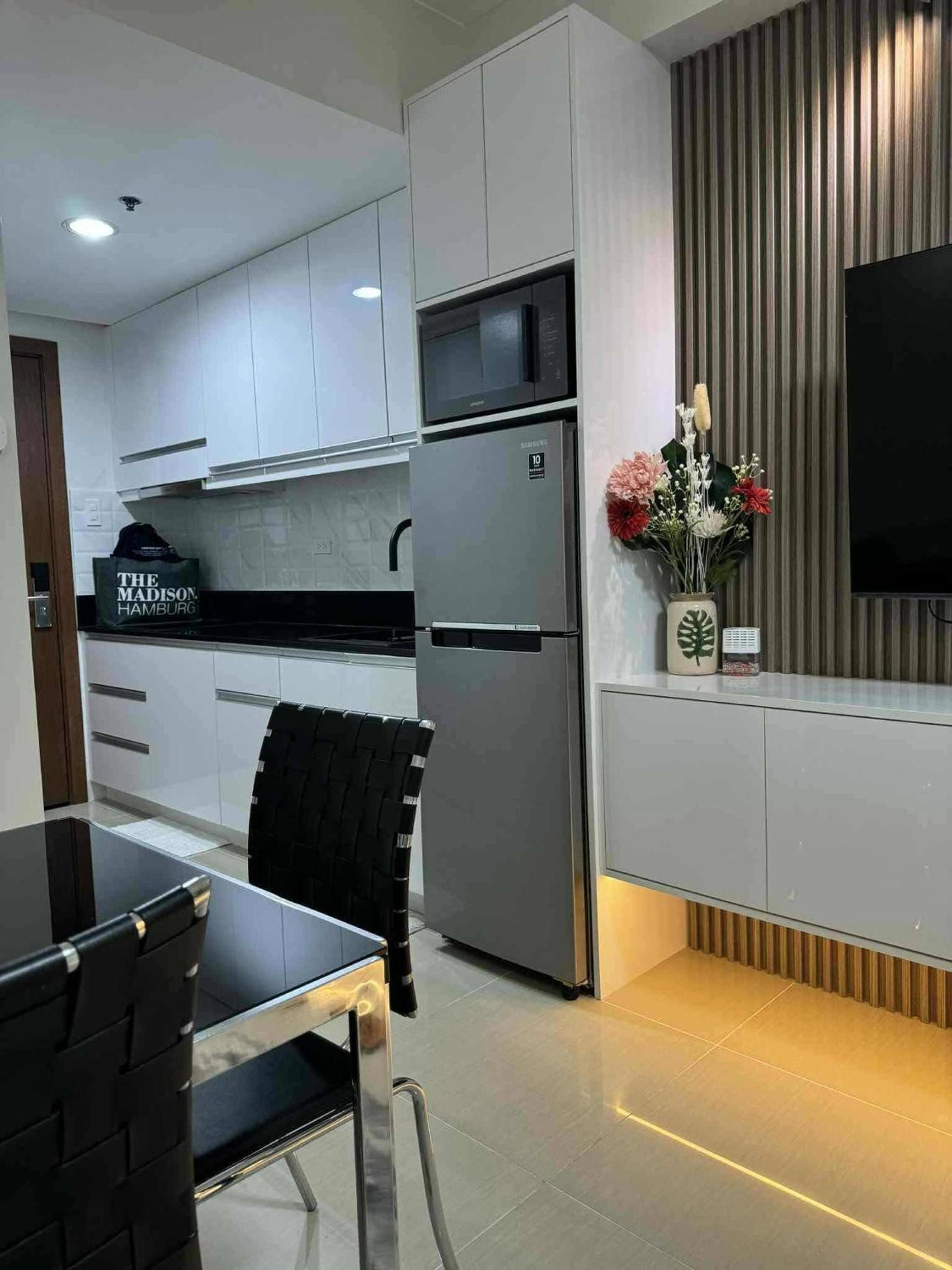 Chic Retreat in Pasay City - Scandinavian with Balcony facing Mall Of Asia