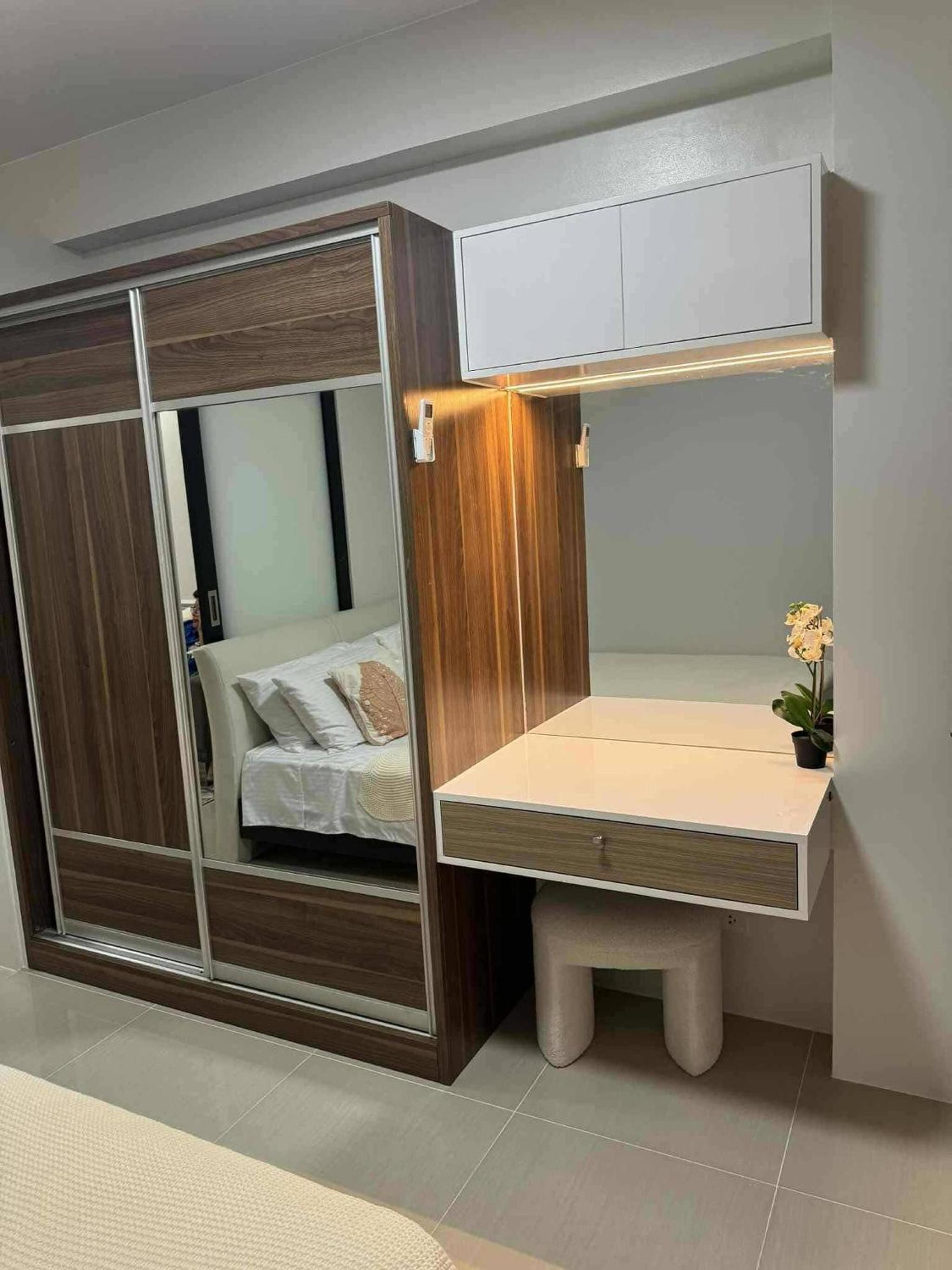Chic Retreat in Pasay City - Scandinavian with Balcony facing Mall Of Asia