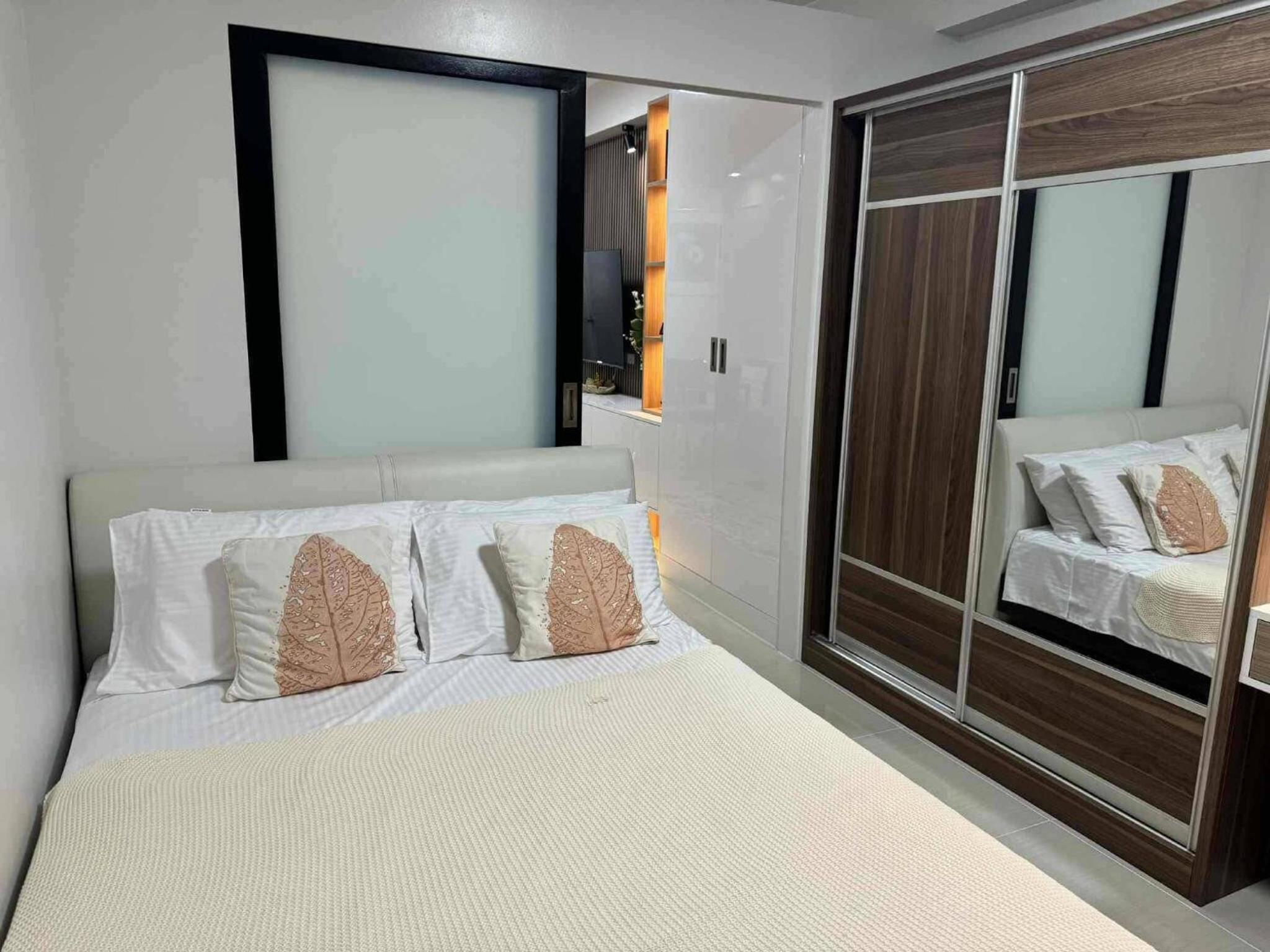 Chic Retreat in Pasay City - Scandinavian with Balcony facing Mall Of Asia