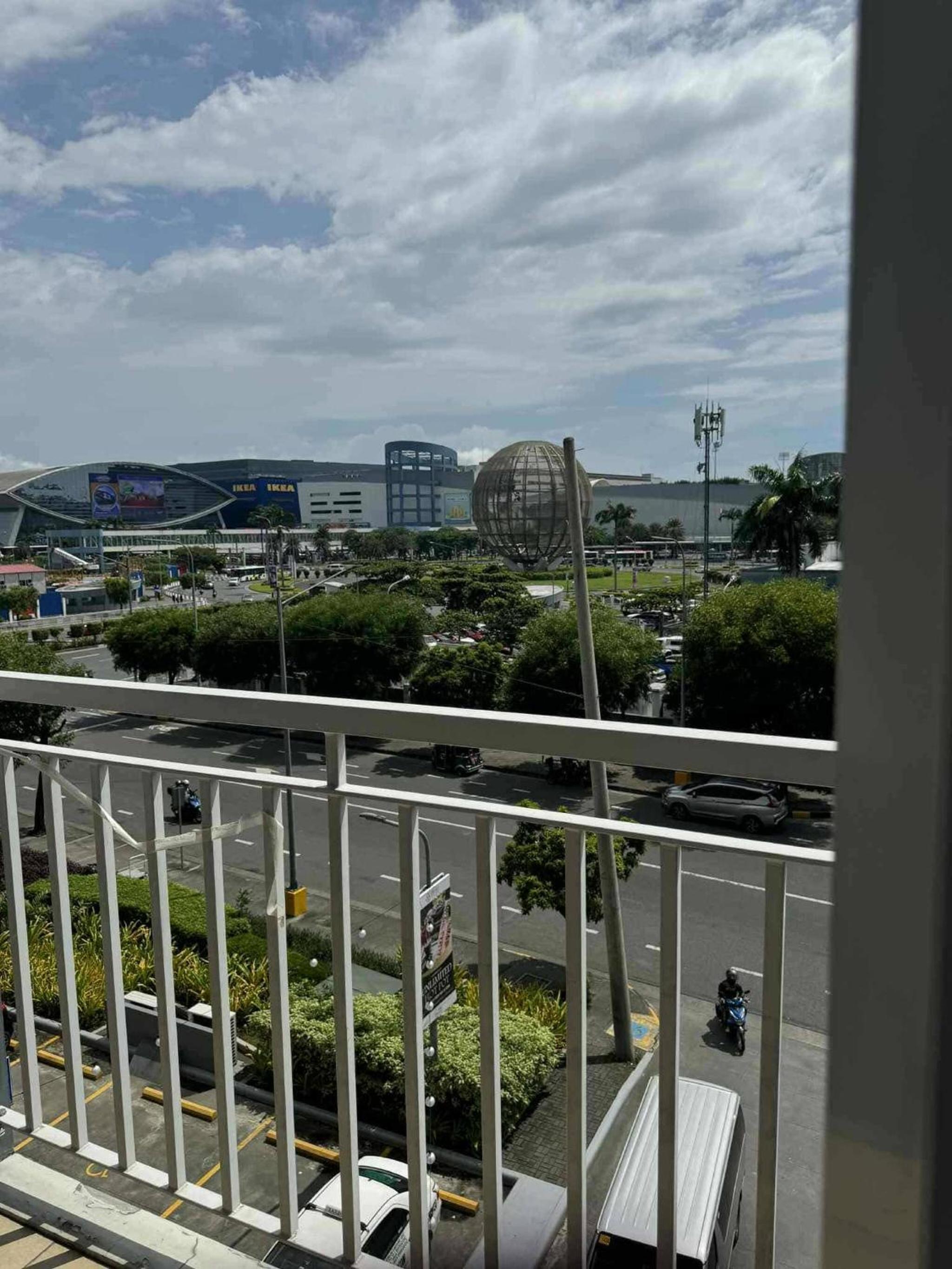 Chic Retreat in Pasay City - Scandinavian with Balcony facing Mall Of Asia
