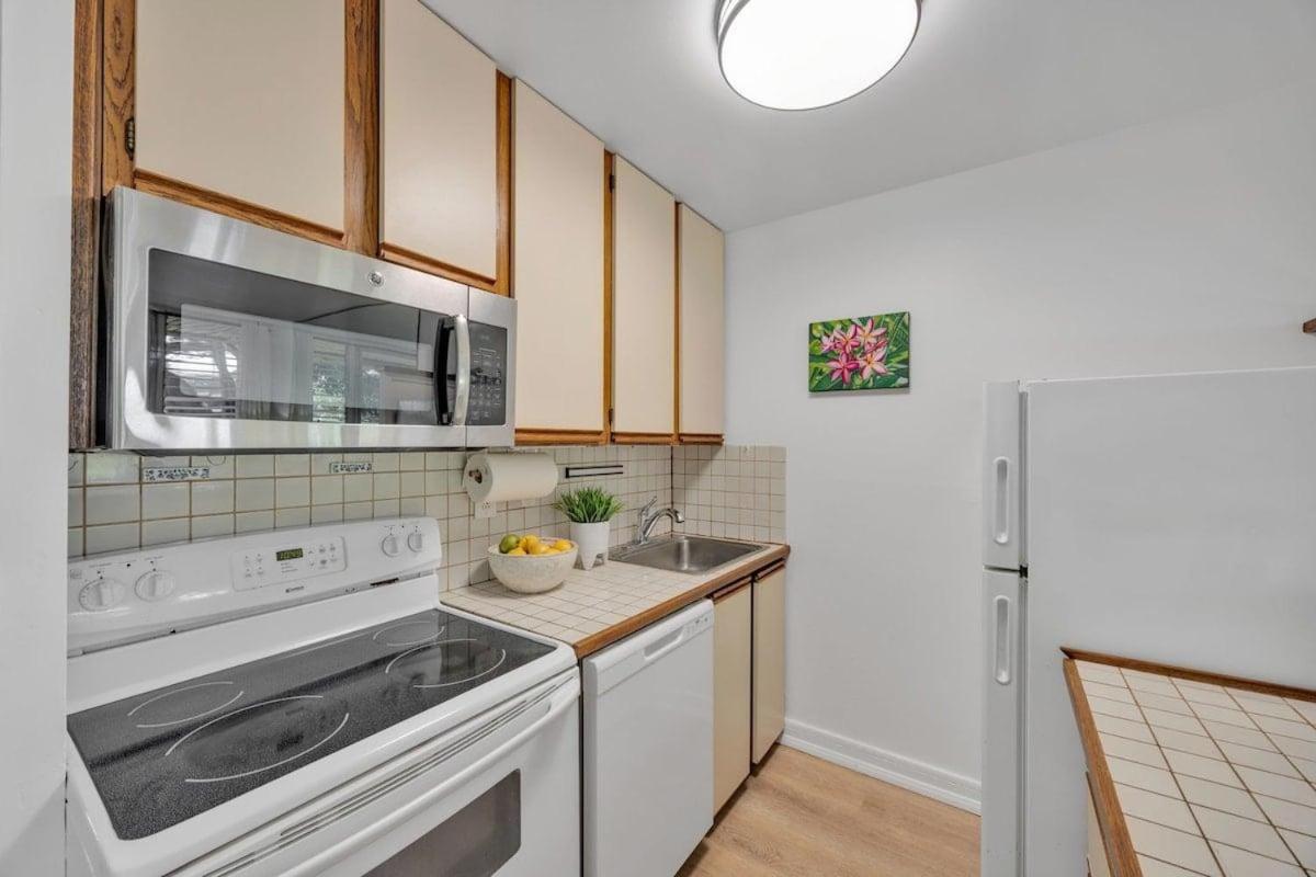 Hale Kai 110 · HKI 110 1BD Condo w Oceanviews and Oceanfront Poo