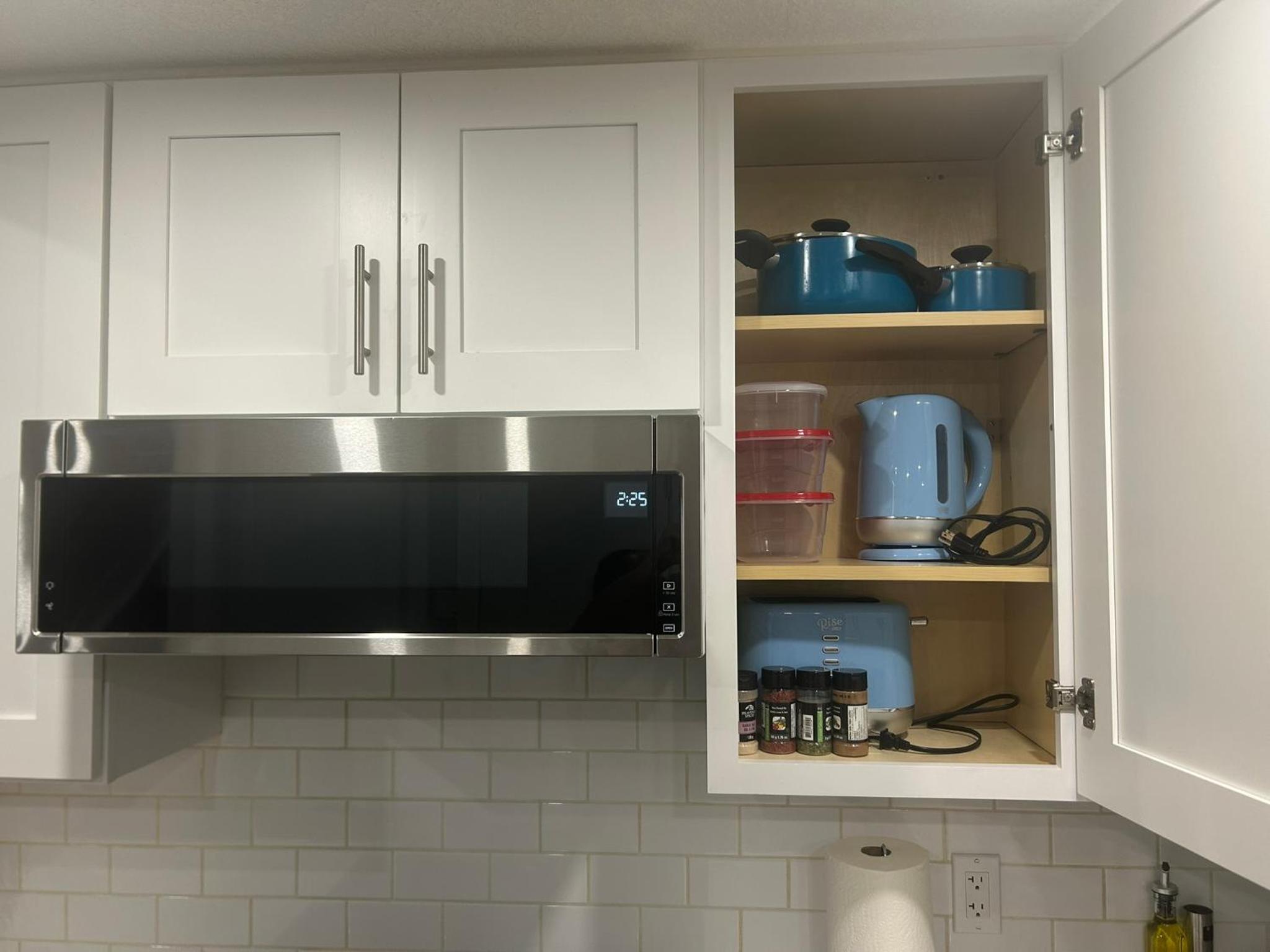 Cozy Family Friendly Suite Near Whyte, UofA, Kinsmen with Desks or Home-office and Full Kitchen