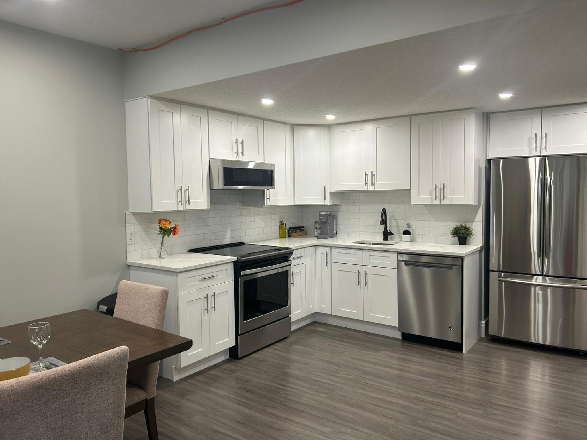 Cozy Family Friendly Suite Near Whyte, UofA, Kinsmen with Desks or Home-office and Full Kitchen