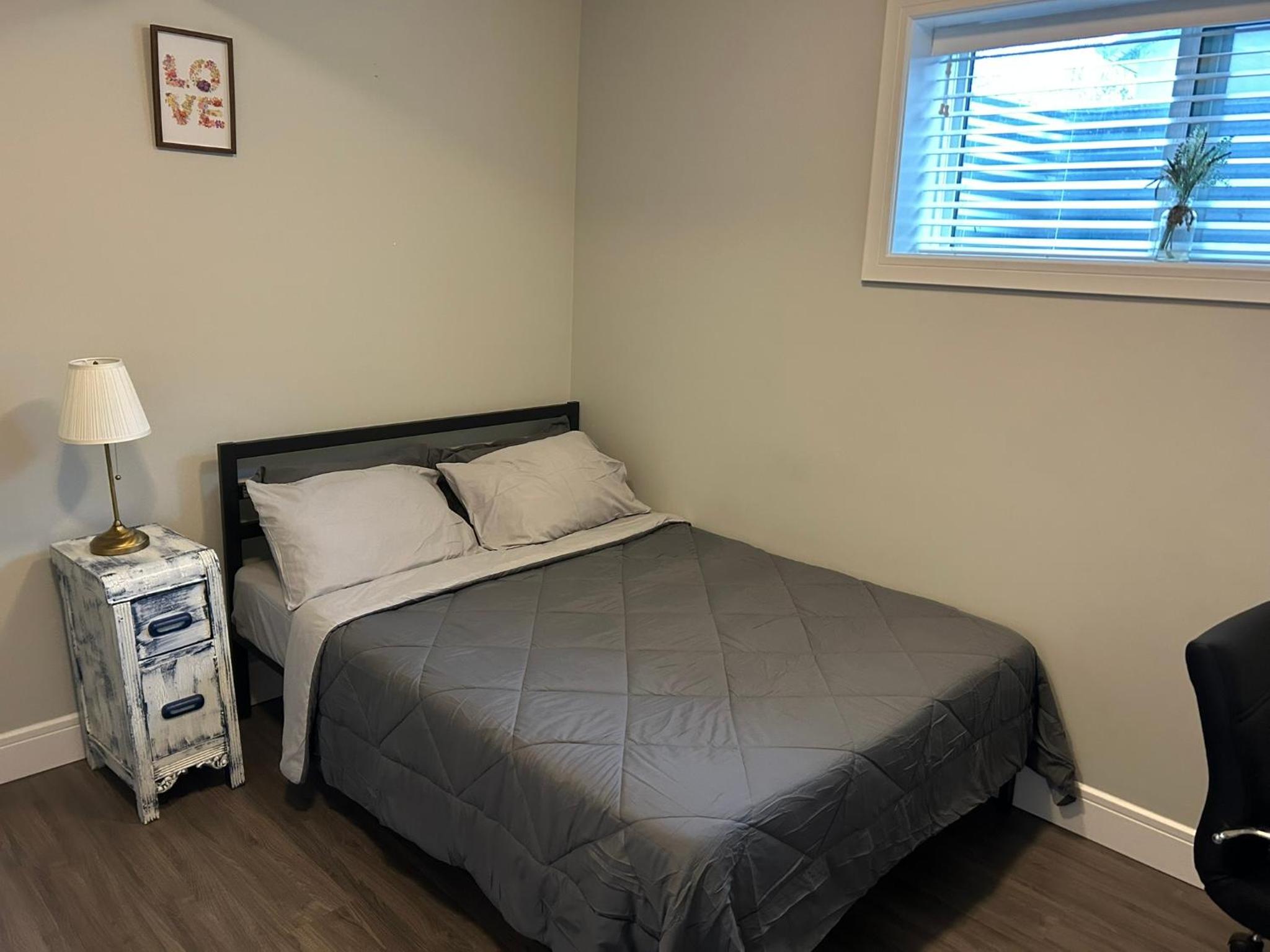 Cozy Family Friendly Suite Near Whyte, UofA, Kinsmen with Desks or Home-office and Full Kitchen