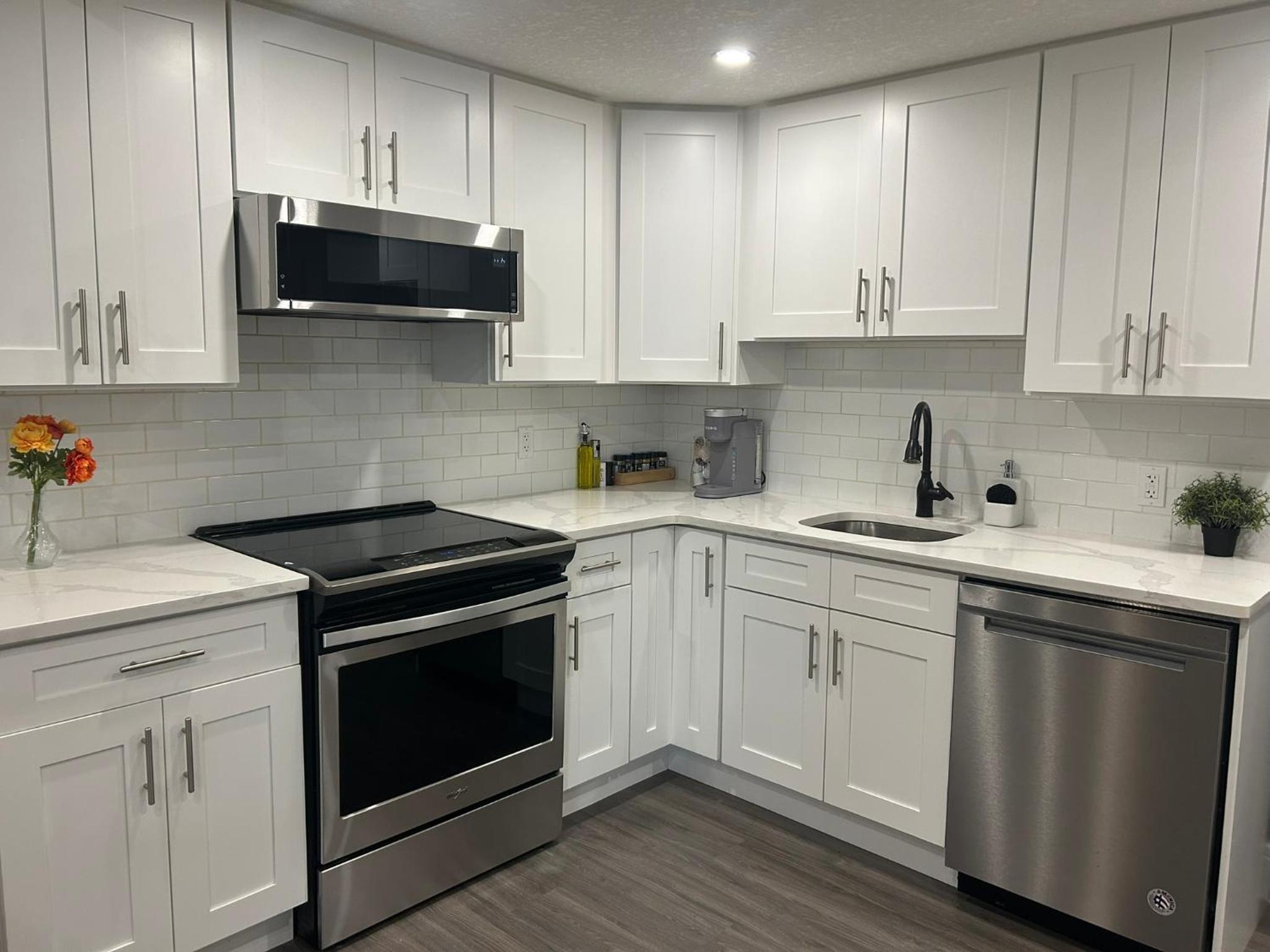Cozy Family Friendly Suite Near Whyte, UofA, Kinsmen with Desks or Home-office and Full Kitchen