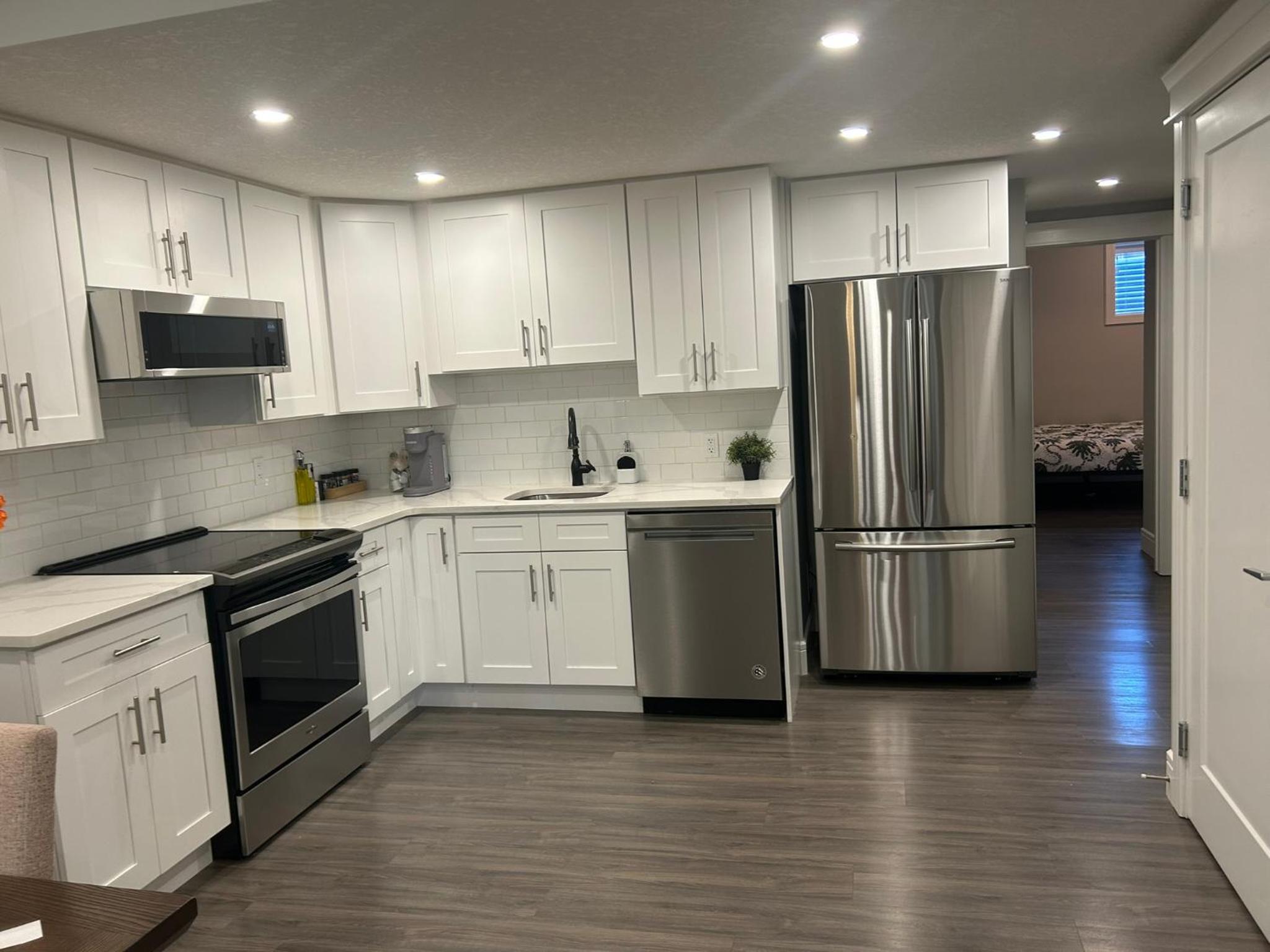 Cozy Family Friendly Suite Near Whyte, UofA, Kinsmen with Desks or Home-office and Full Kitchen