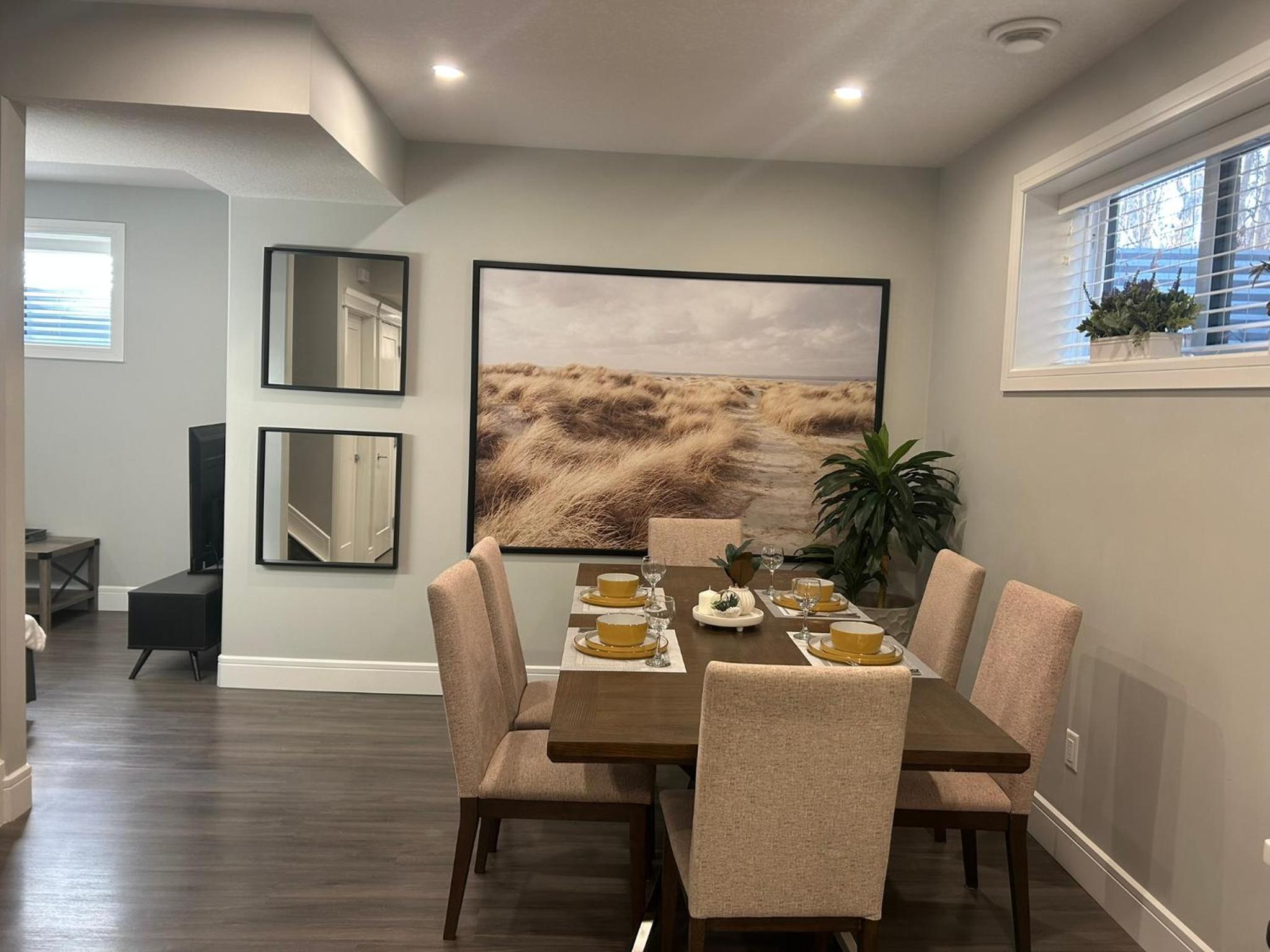 Cozy Family Friendly Suite Near Whyte, UofA, Kinsmen with Desks or Home-office and Full Kitchen