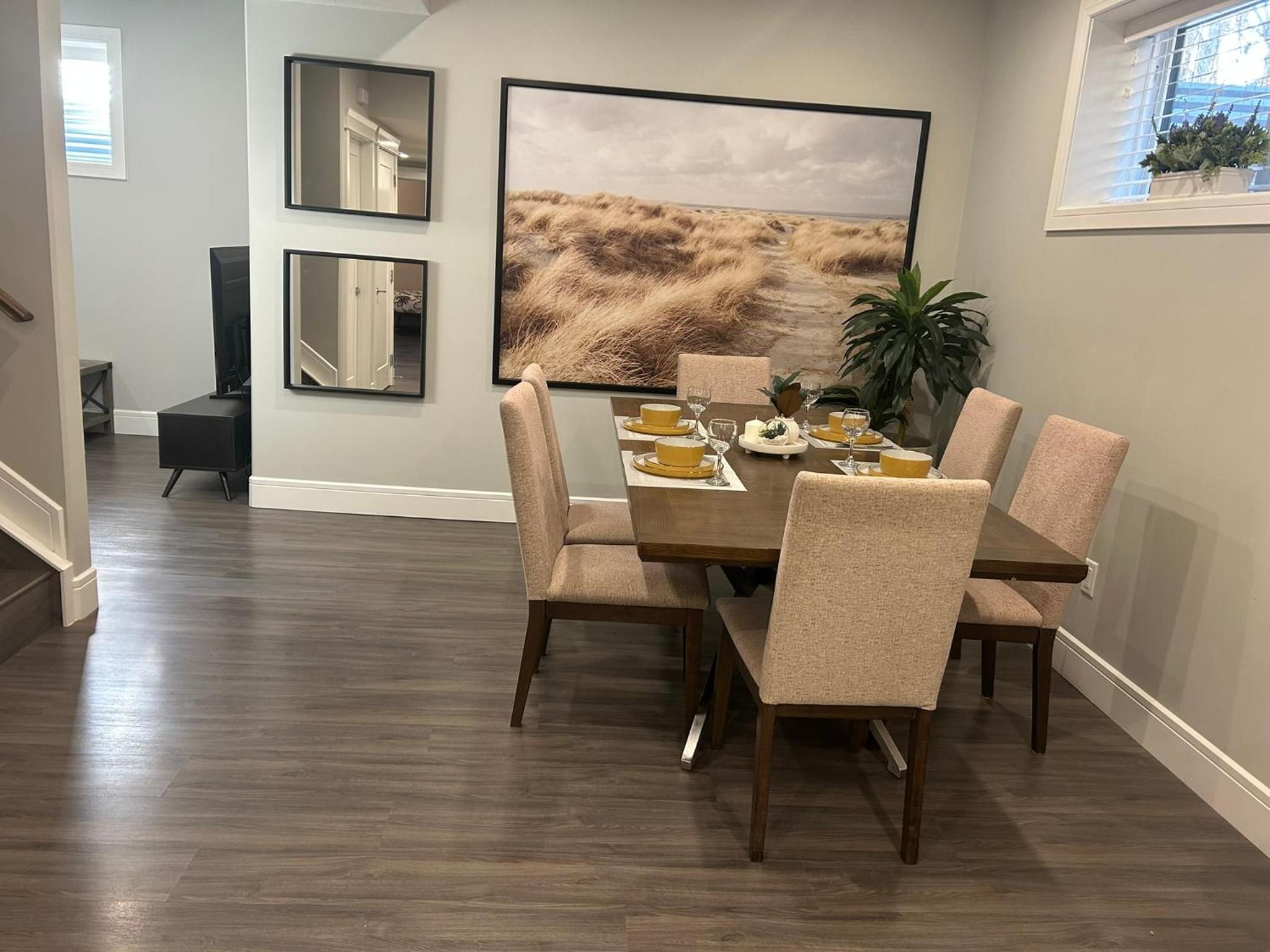 Cozy Family Friendly Suite Near Whyte, UofA, Kinsmen with Desks or Home-office and Full Kitchen