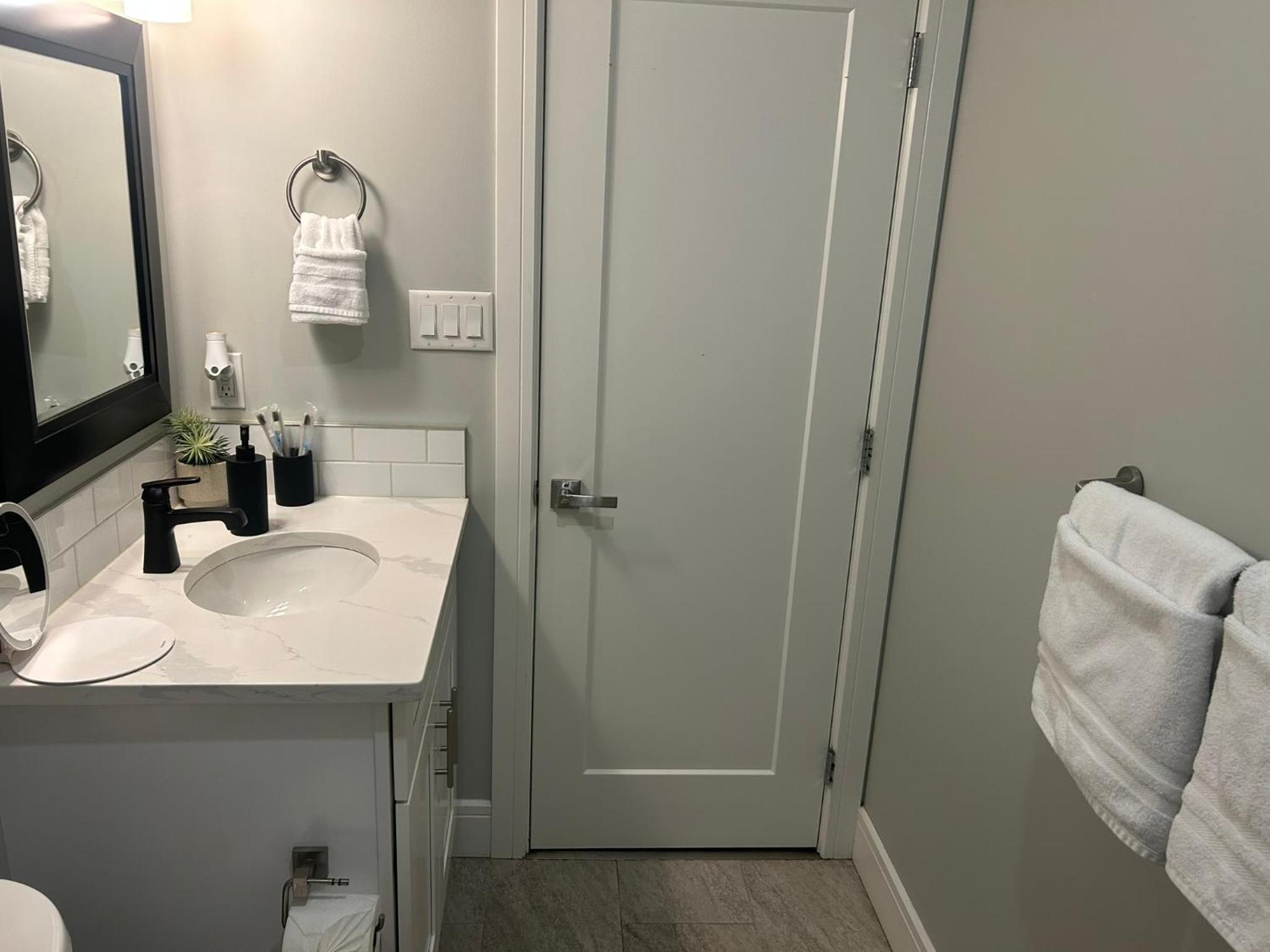 Cozy Family Friendly Suite Near Whyte, UofA, Kinsmen with Desks or Home-office and Full Kitchen