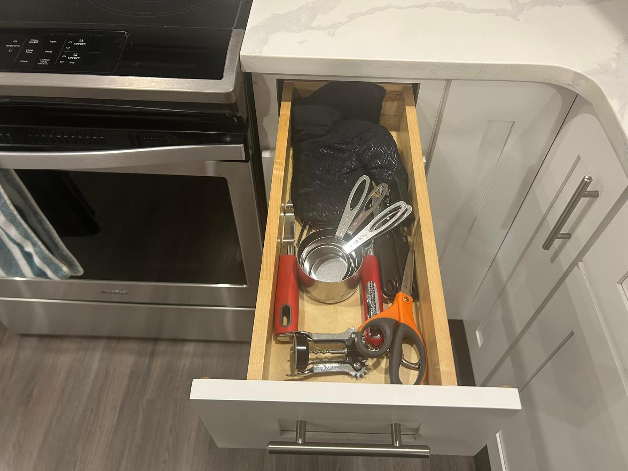 Cozy Family Friendly Suite Near Whyte, UofA, Kinsmen with Desks or Home-office and Full Kitchen