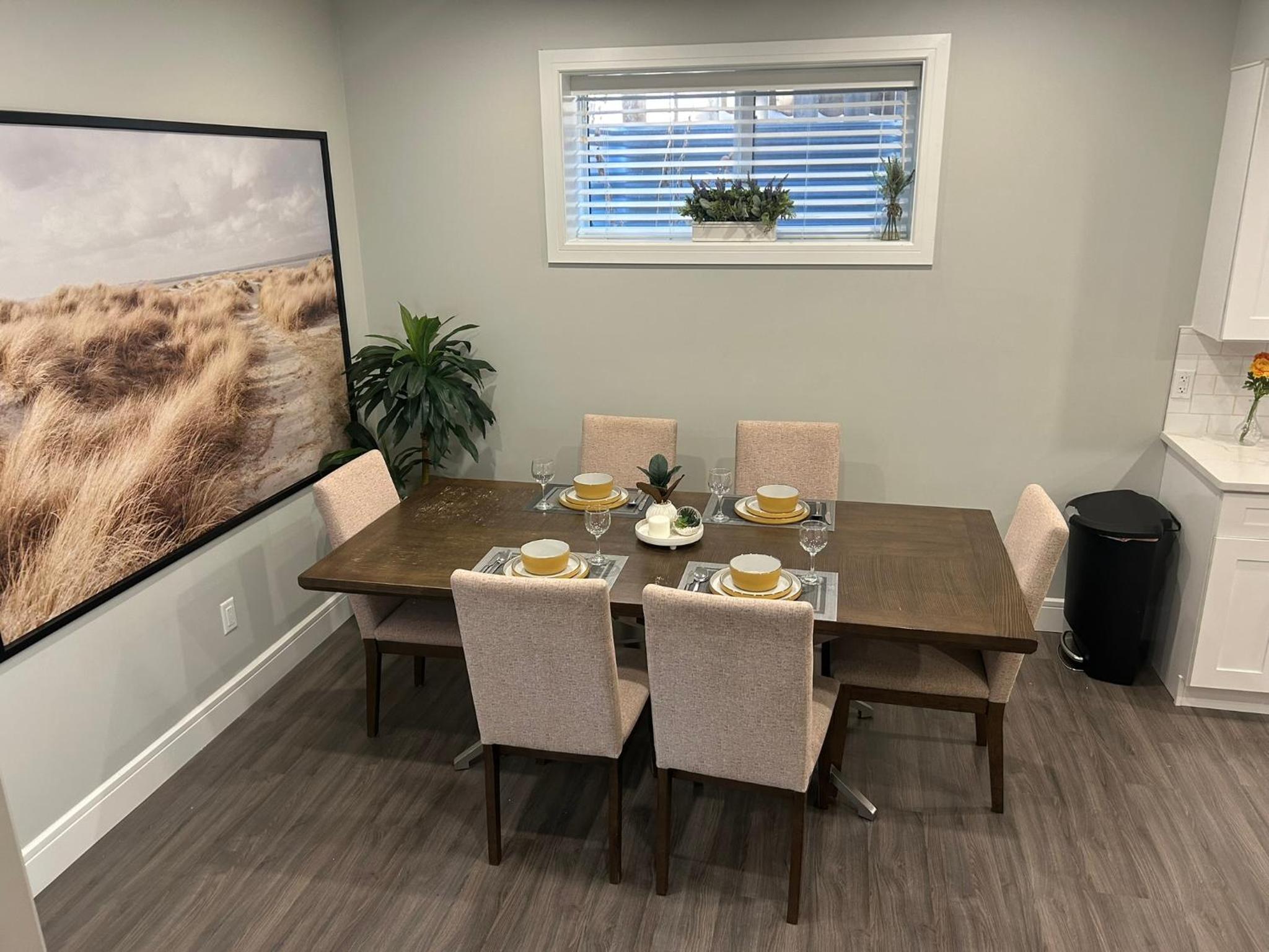 Cozy Family Friendly Suite Near Whyte, UofA, Kinsmen with Desks or Home-office and Full Kitchen