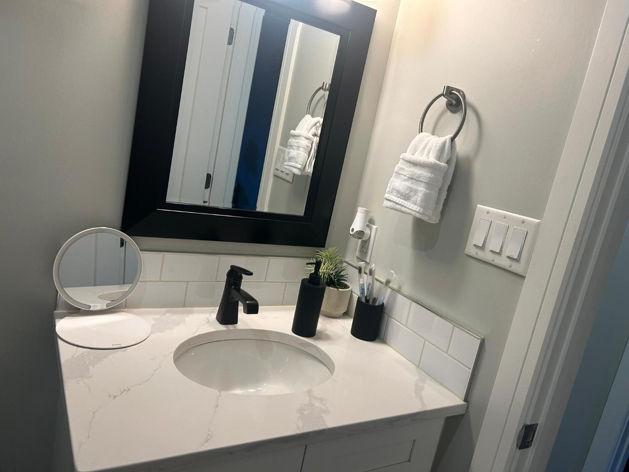 Cozy Family Friendly Suite Near Whyte, UofA, Kinsmen with Desks or Home-office and Full Kitchen