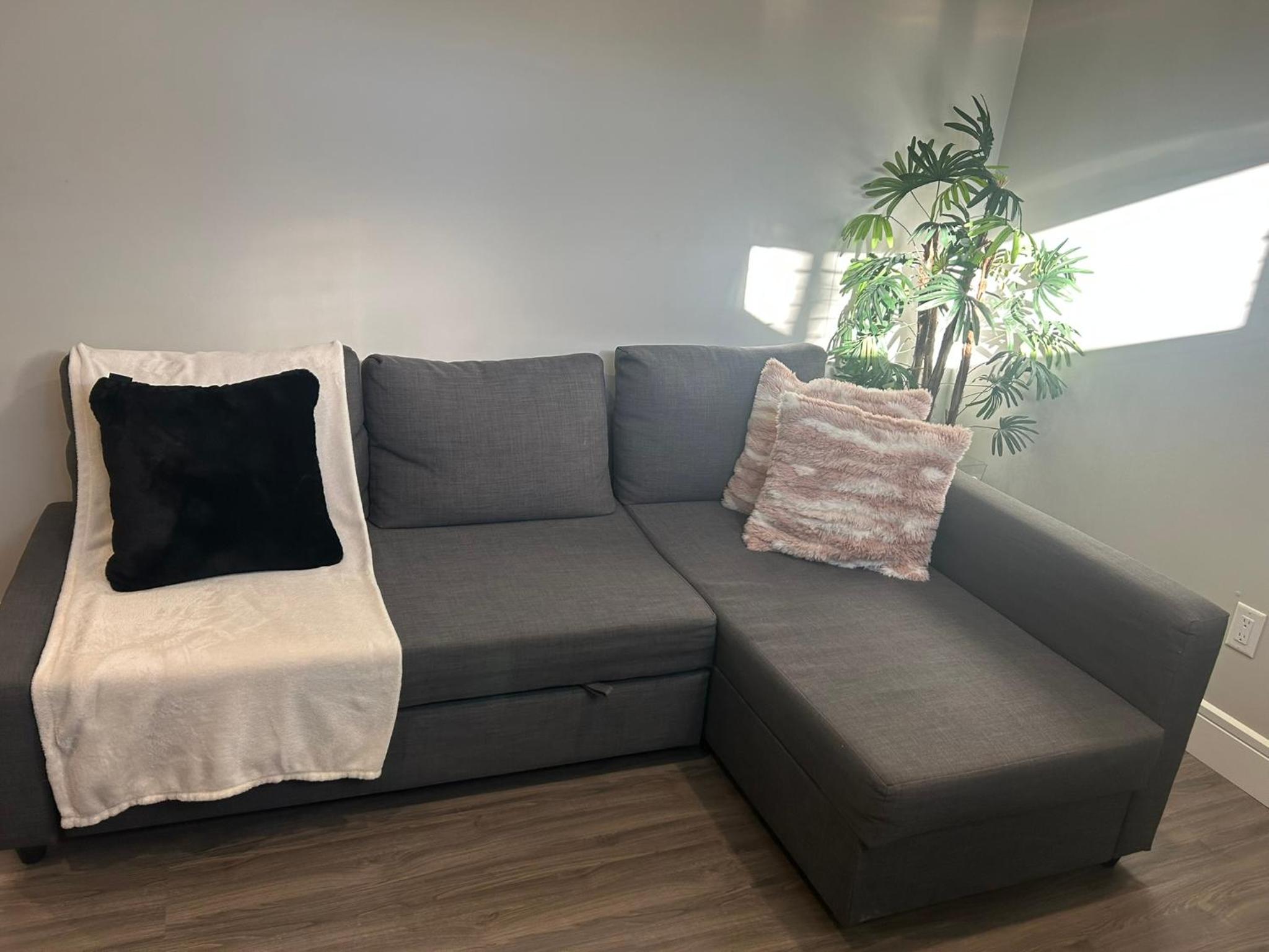 Cozy Family Friendly Suite Near Whyte, UofA, Kinsmen with Desks or Home-office and Full Kitchen