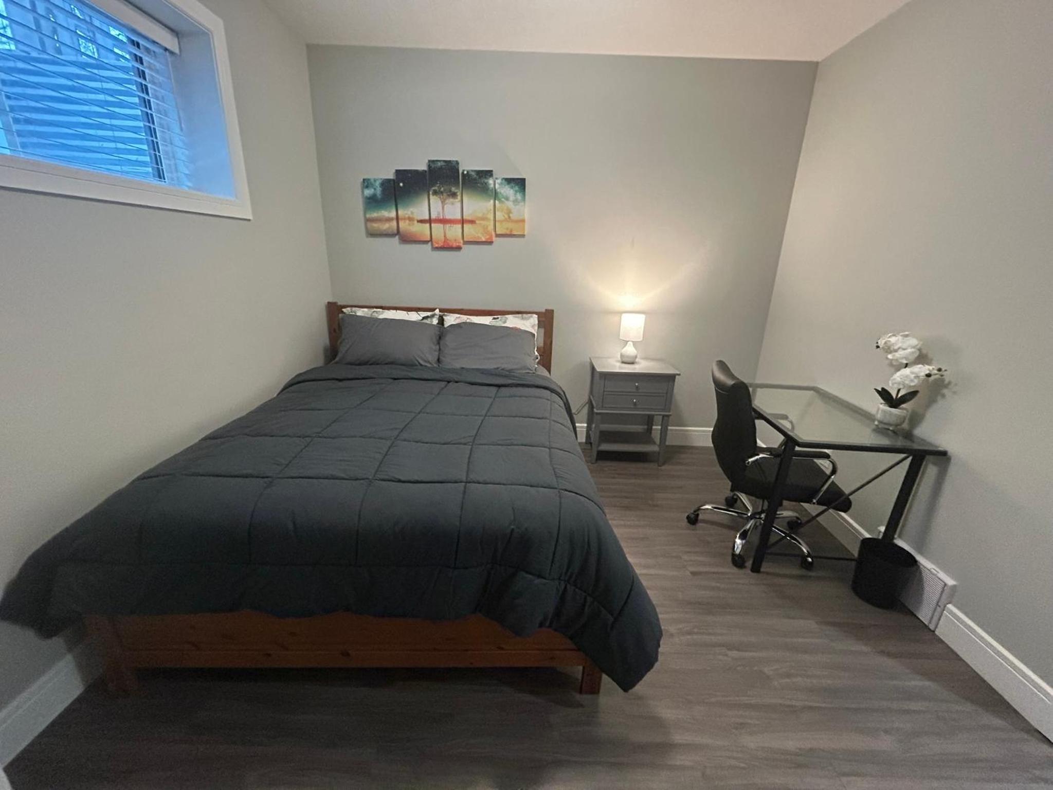 Cozy Family Friendly Suite Near Whyte, UofA, Kinsmen with Desks or Home-office and Full Kitchen