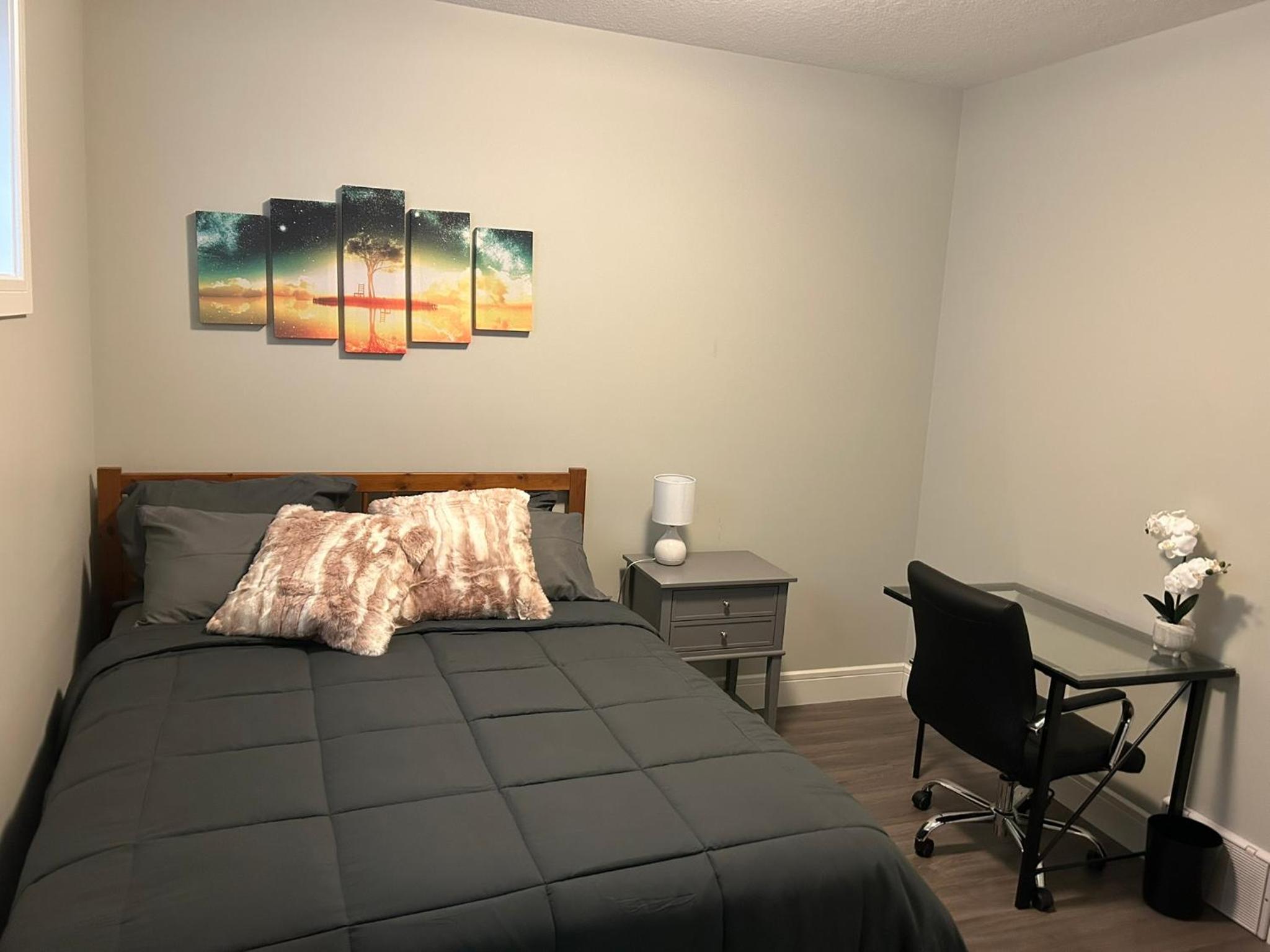 Cozy Family Friendly Suite Near Whyte, UofA, Kinsmen with Desks or Home-office and Full Kitchen