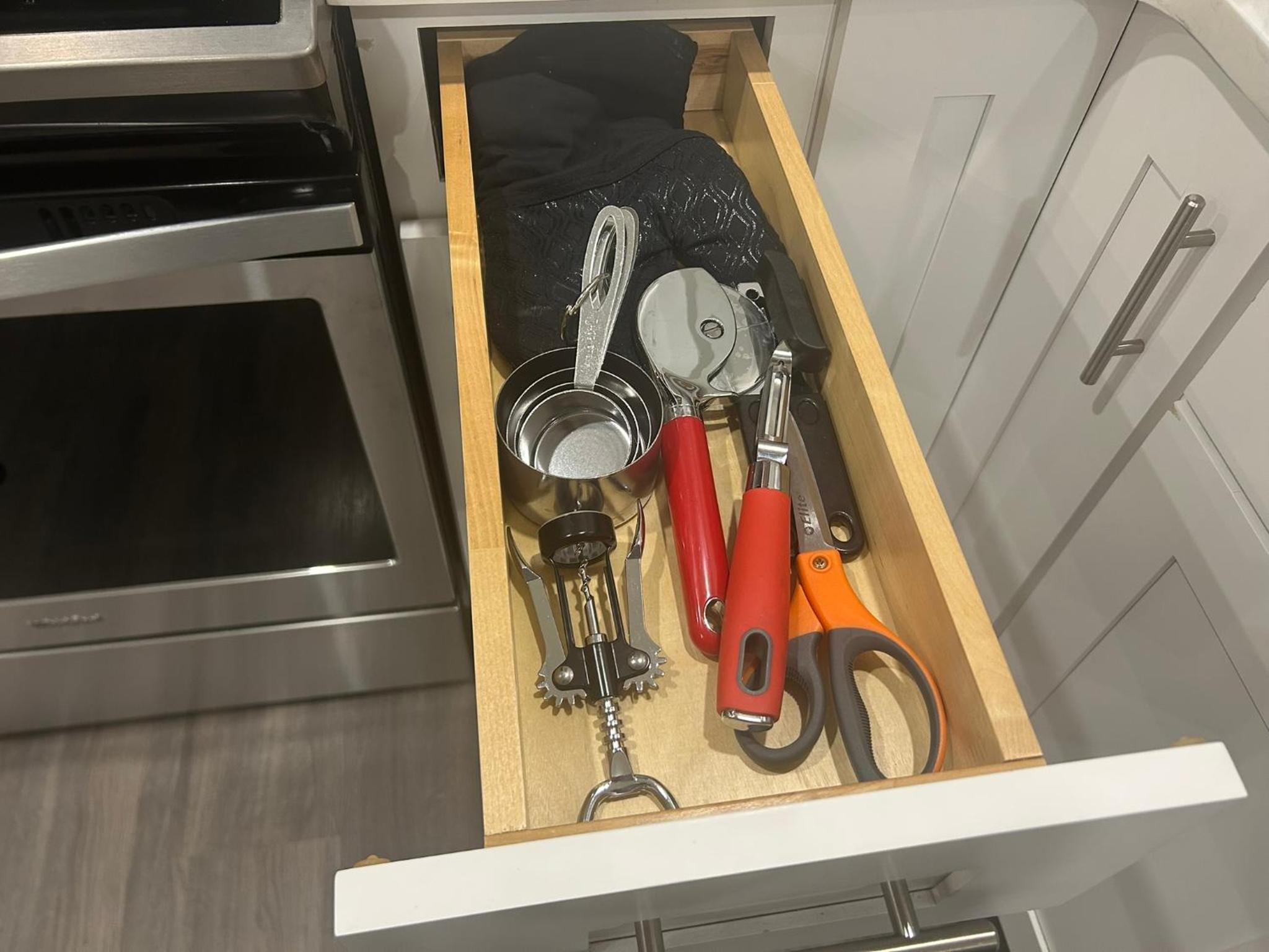 Cozy Family Friendly Suite Near Whyte, UofA, Kinsmen with Desks or Home-office and Full Kitchen